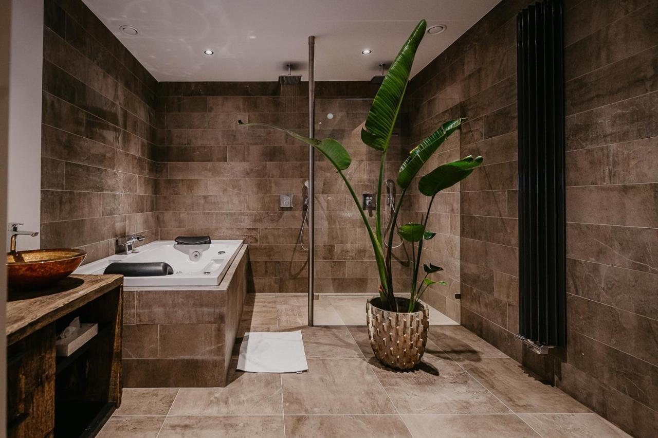 Deluxe Suite Spa Bath