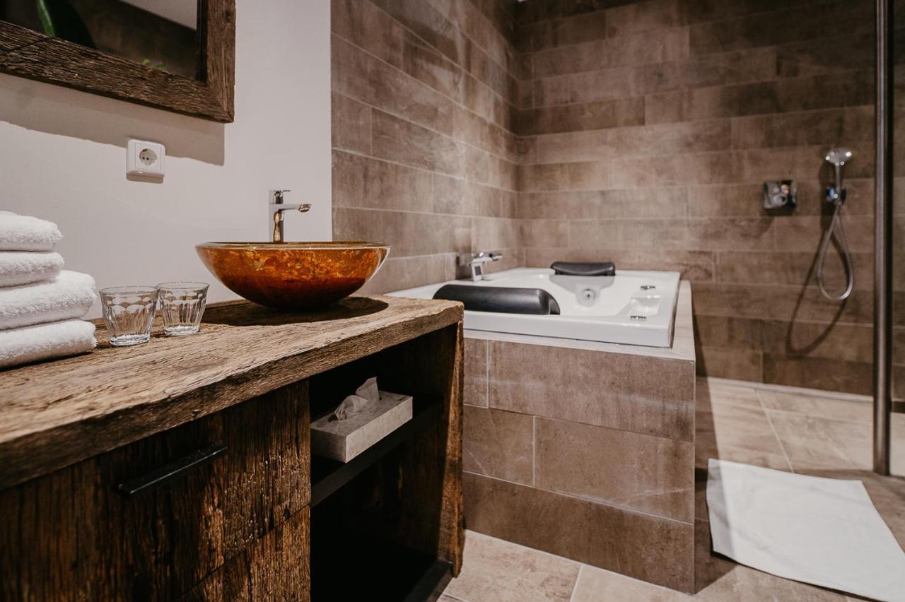 Deluxe Suite Spa Bath