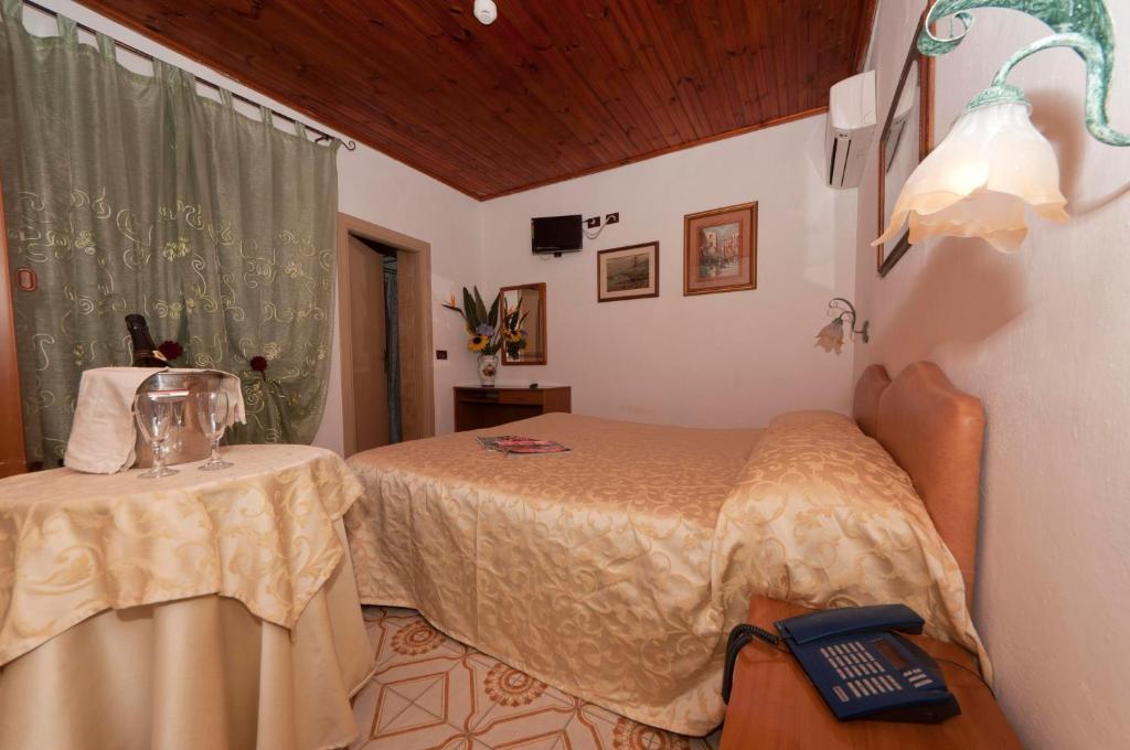 Economy Double Room,13858570:JPEG