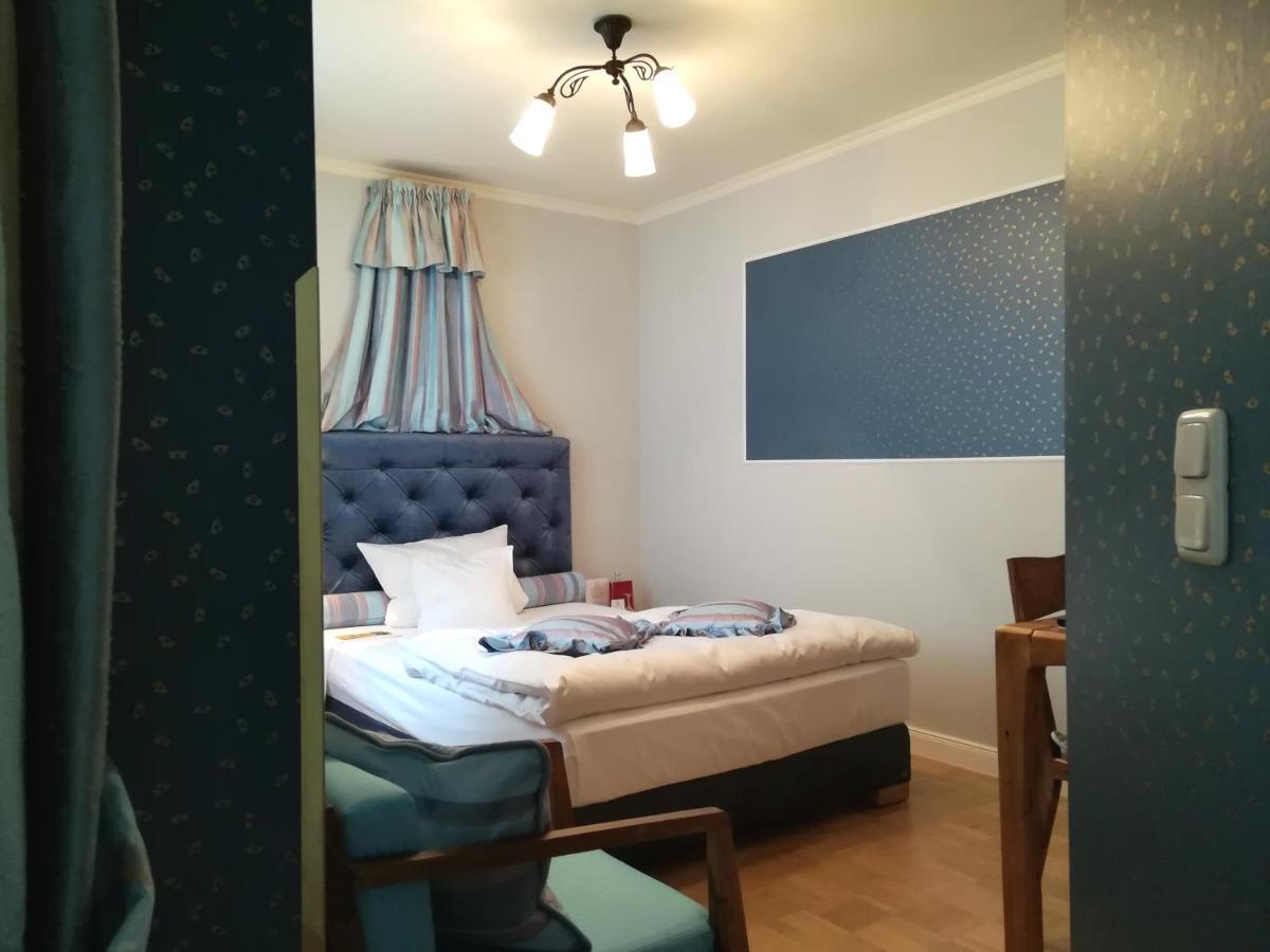 Small Cozy Single Room