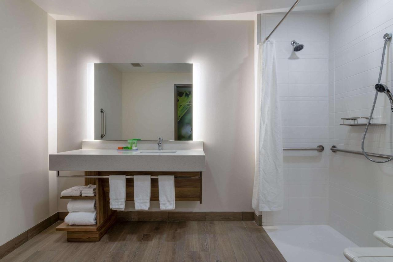 Queen Room Two Queen Beds Walk Shower w or Grab Bars Mobility Accessible or Non-Smoking