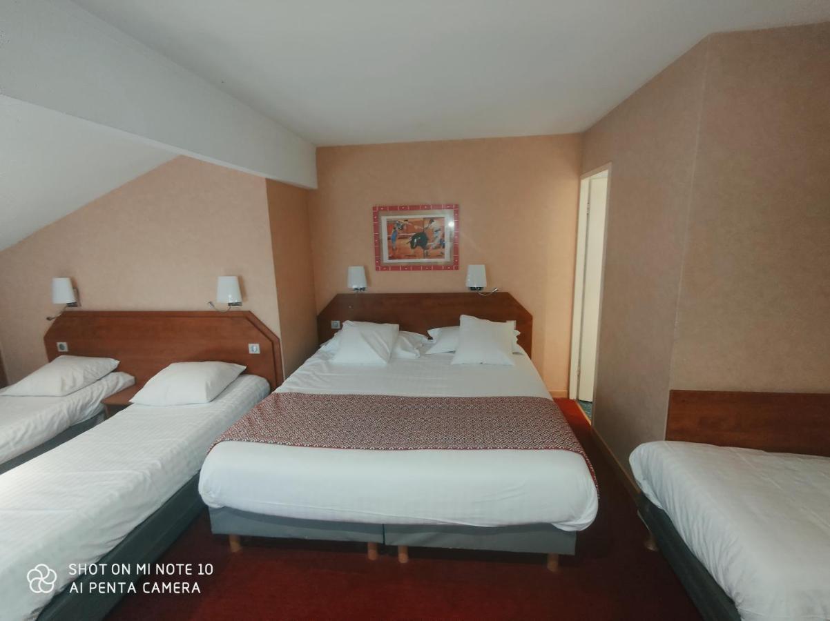 2 Double Beds 1 Single Bed