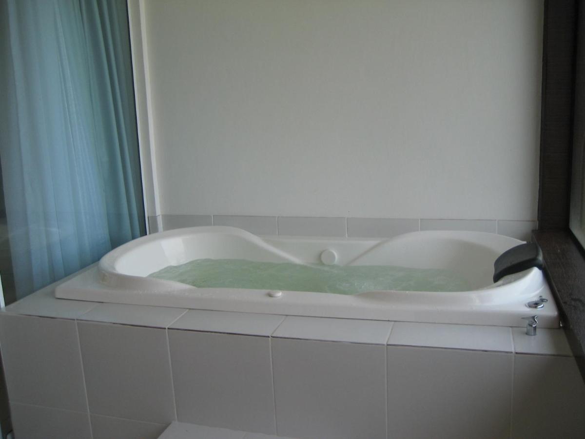 Queen Suite Spa Bath
