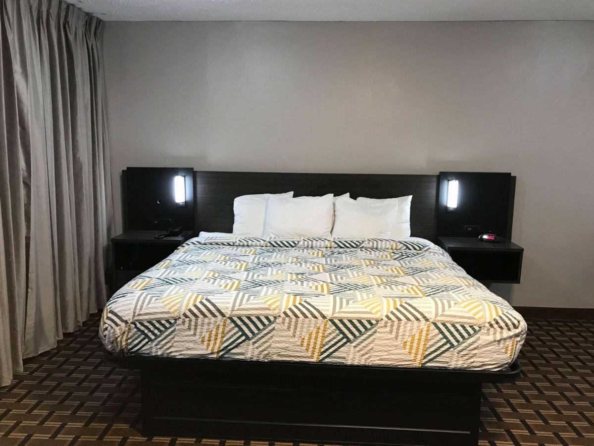 1 King Bed Smoking