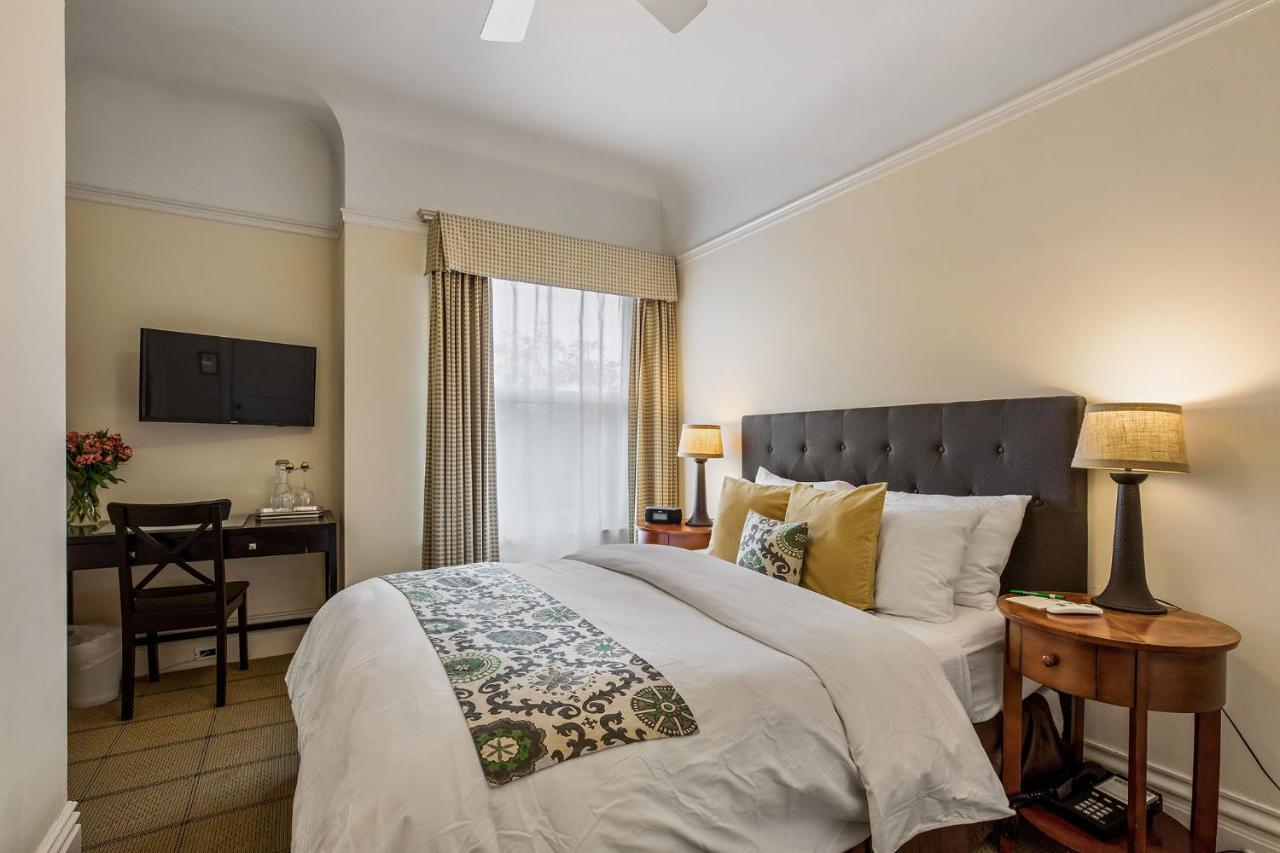 Economy Queen Room Private Hall Bath