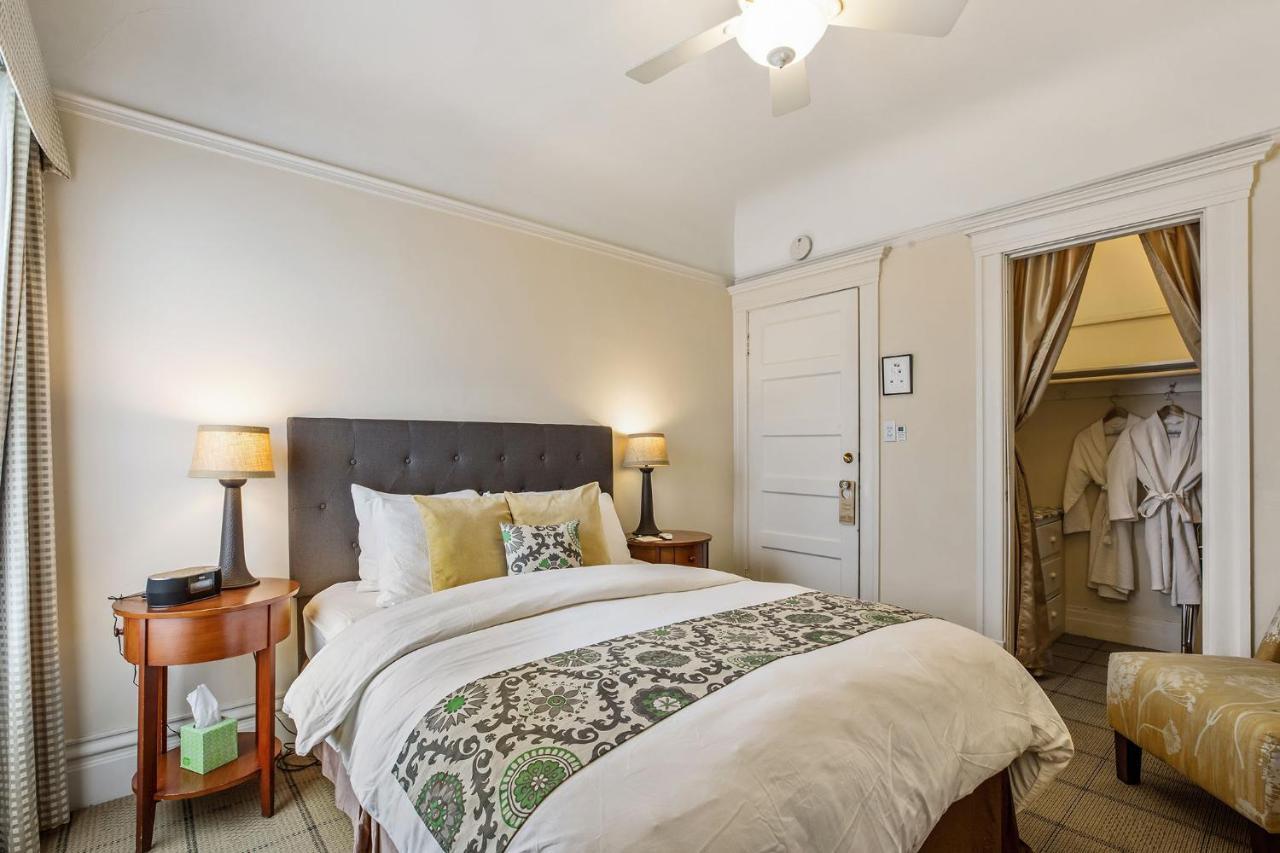 Economy Queen Room Private Hall Bath