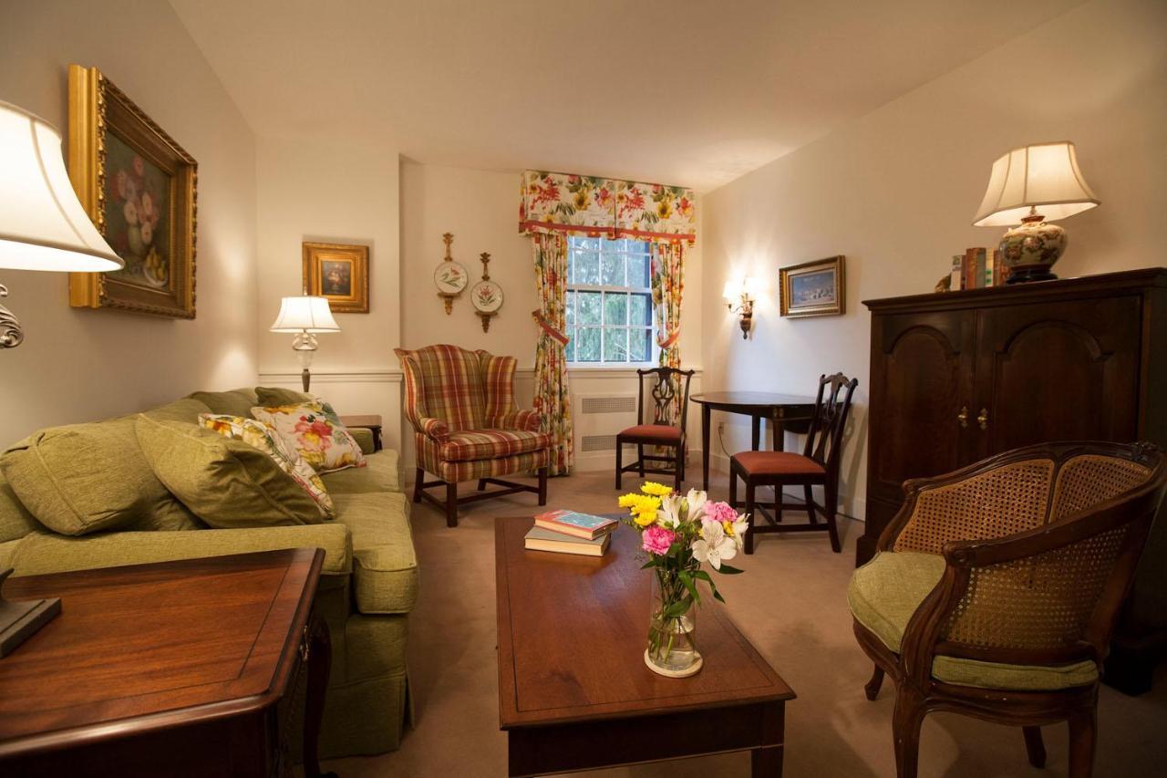 Deluxe One-Bedroom Suite