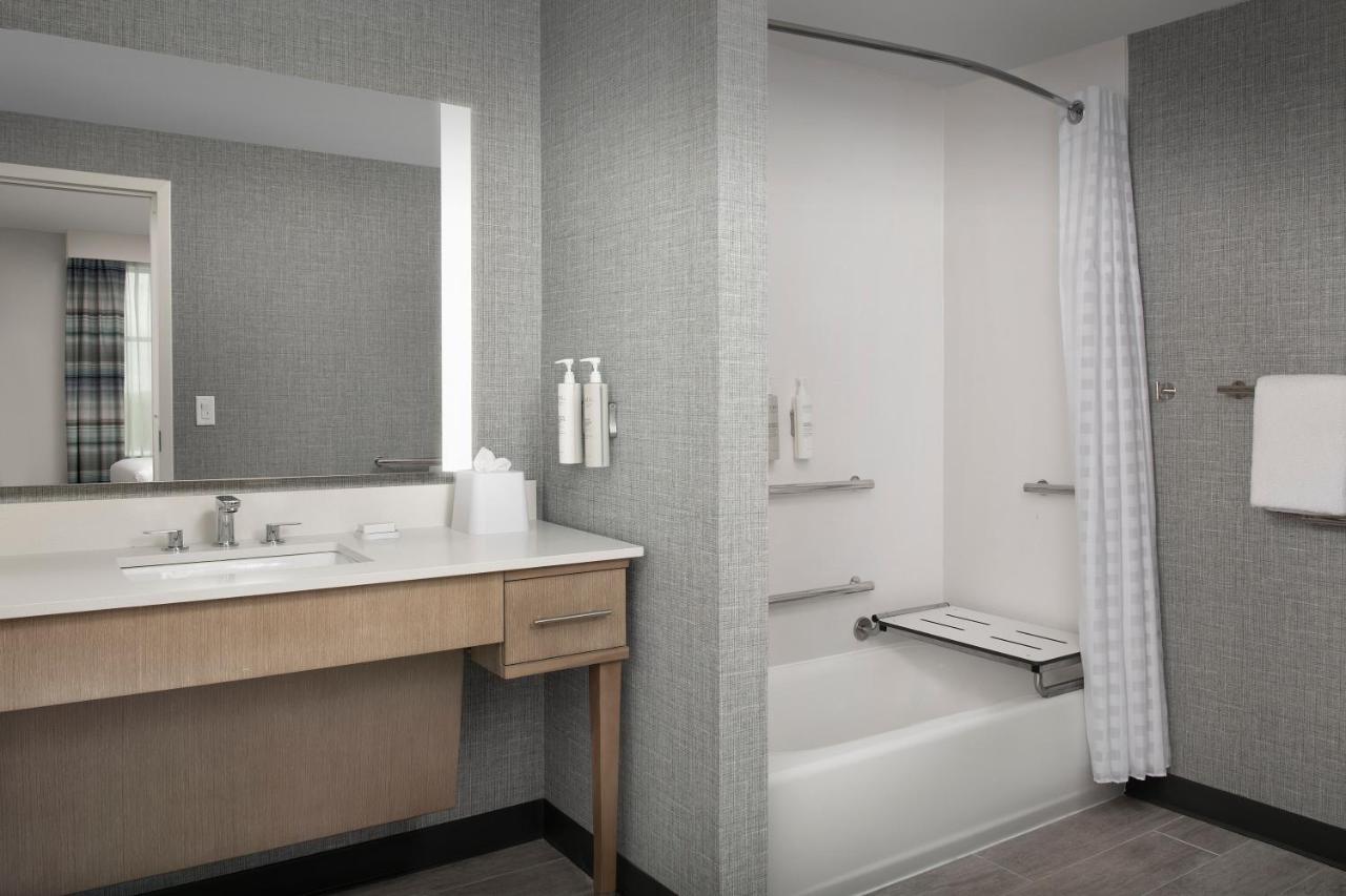 King Suite Bath Tub Mobility Accessible