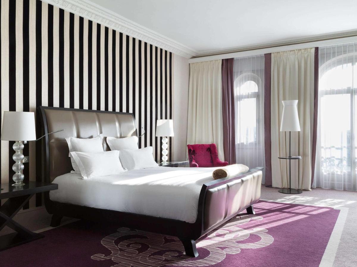 Victoria Suite One King Bed Sofa Bed Garden View,1716978442:JPEG