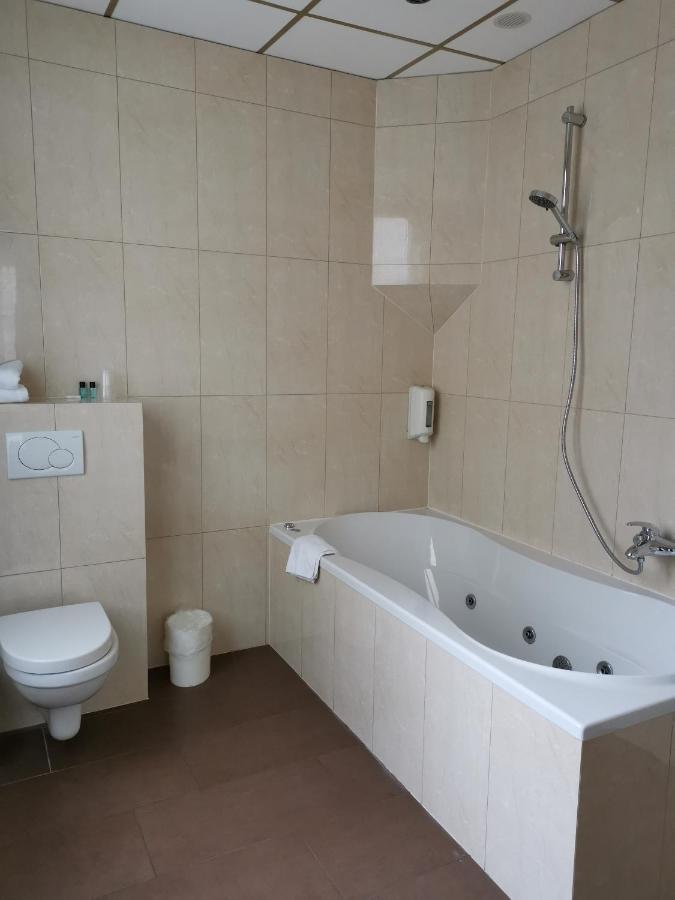 Comfort Double Room Bath,1204704811:JPEG
