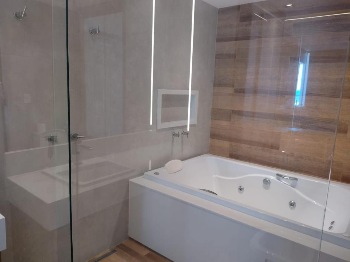 Queen Room Spa Bath