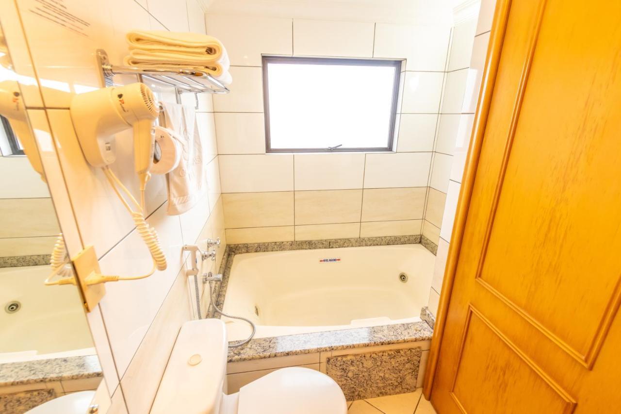 Deluxe Room Bath