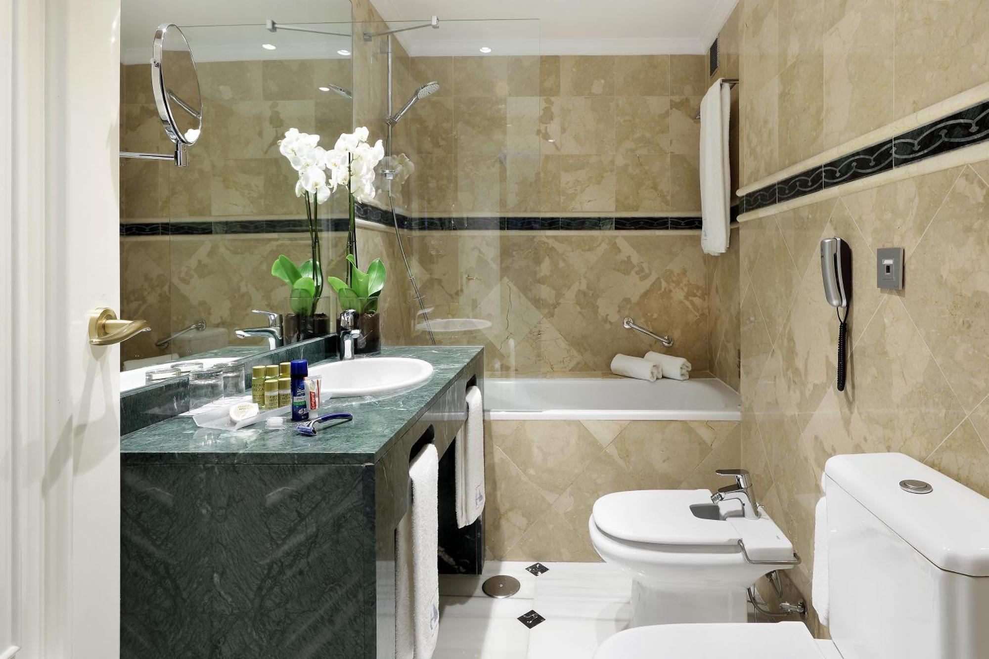 Double Deluxe Double or Twin Room