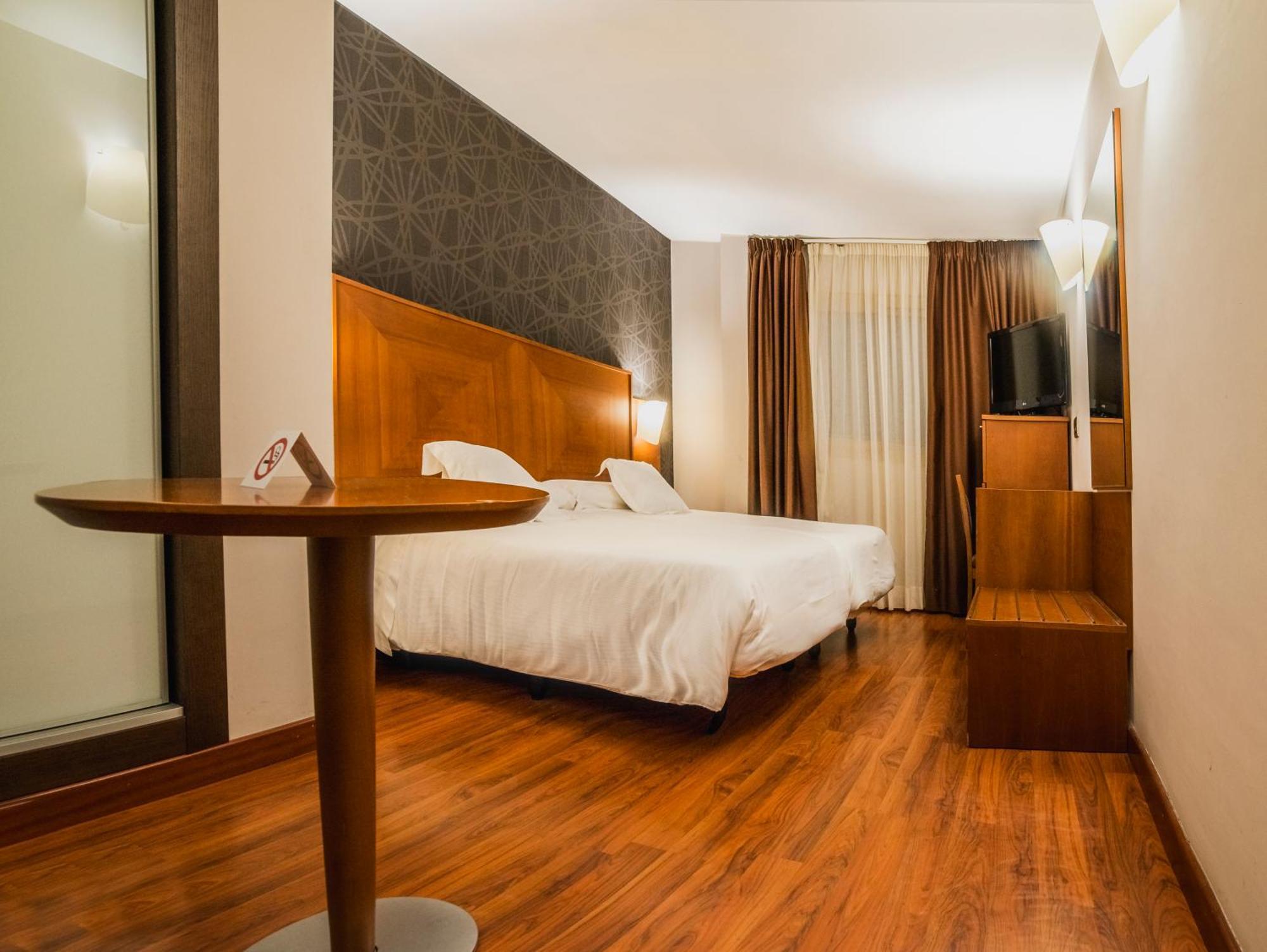 Twin Room,1432063246:JPEG