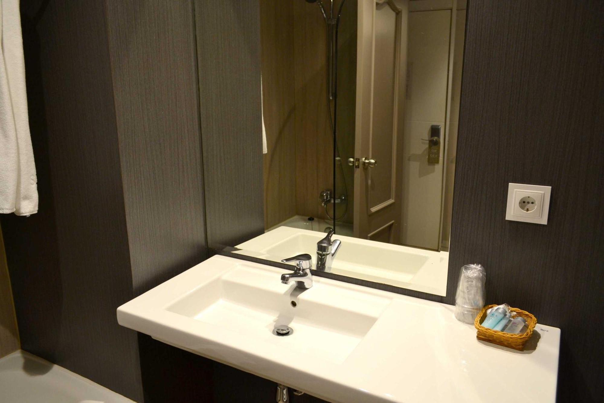 Large Single Room,1580308567:JPEG