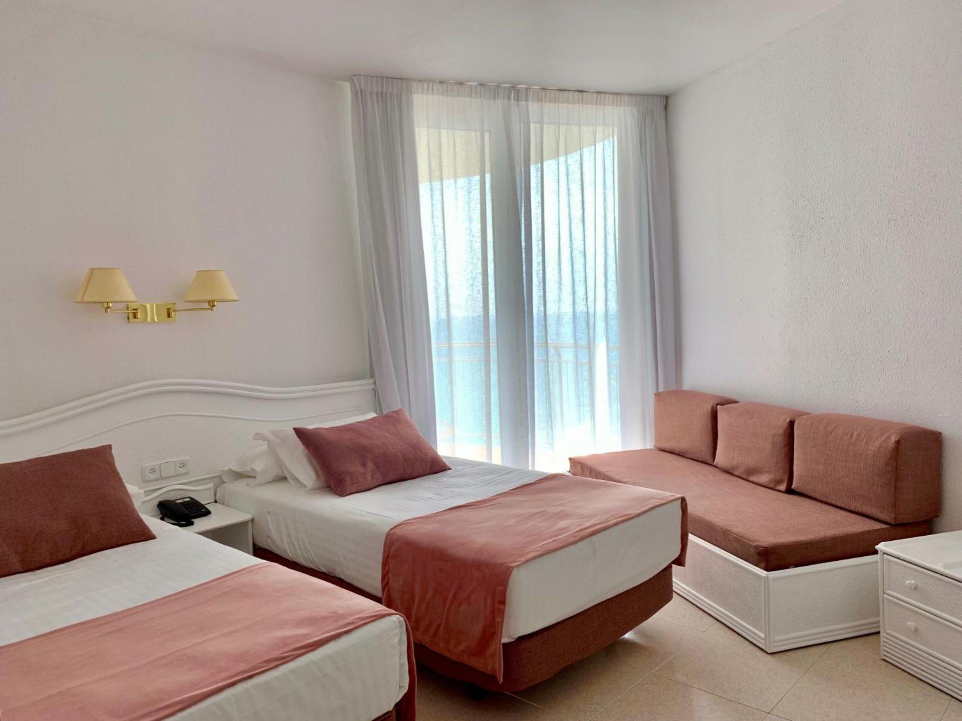 Classic Double Room lateral sea view balcony