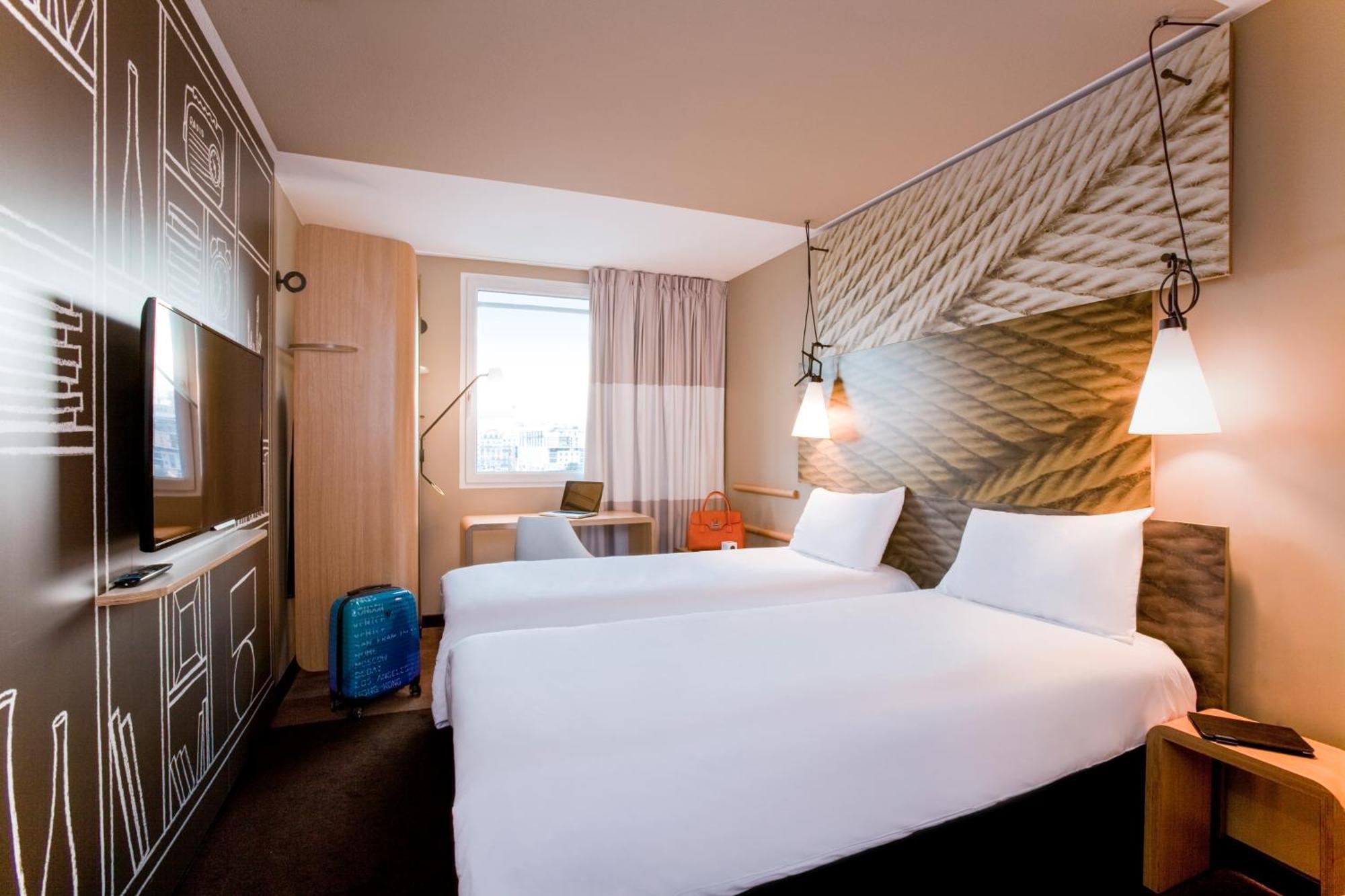 Standard Room with One Double Bed and One Single Bed,1498978798:JPEG