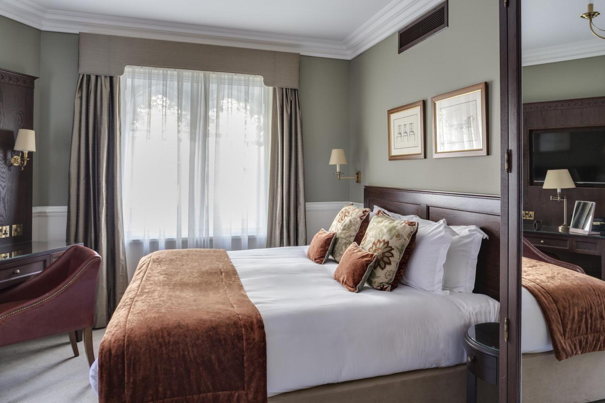 Junior Deluxe Double Room