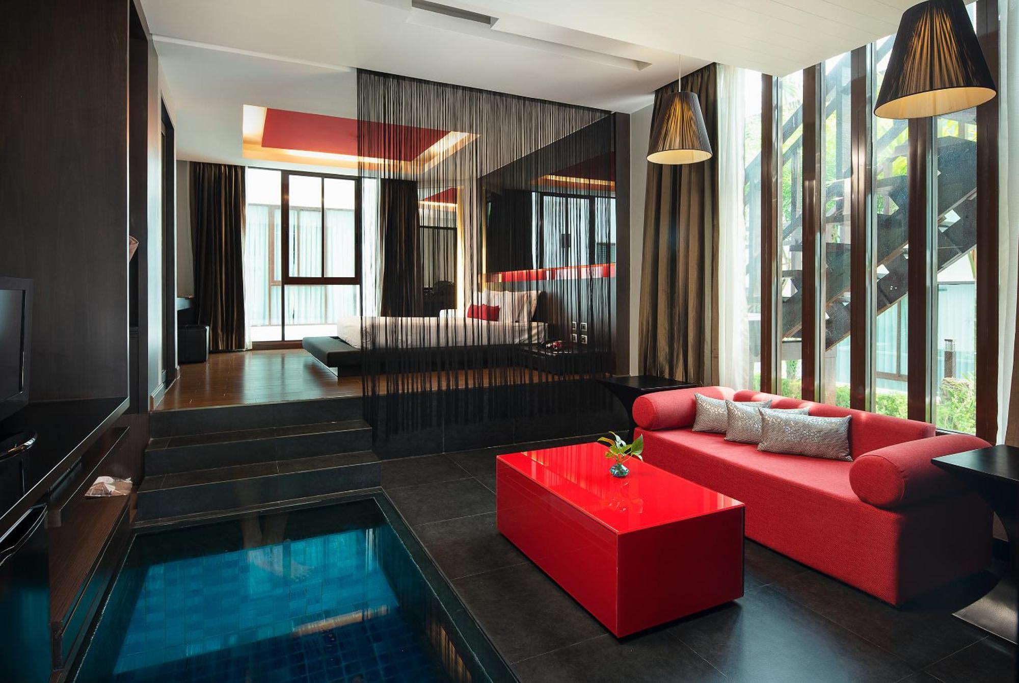 Deluxe King Room Pool Access