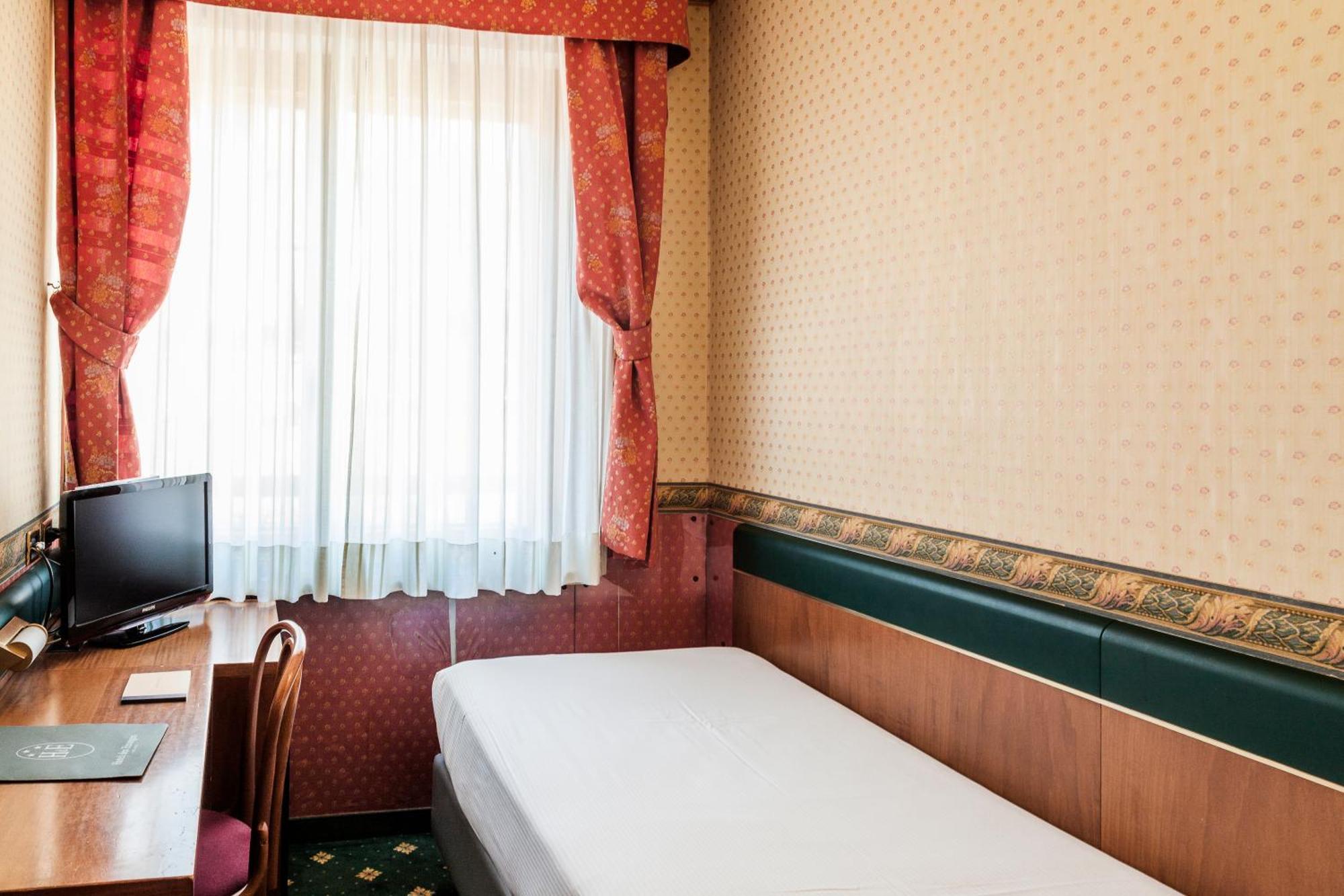Small Single Room,1209179395:JPEG