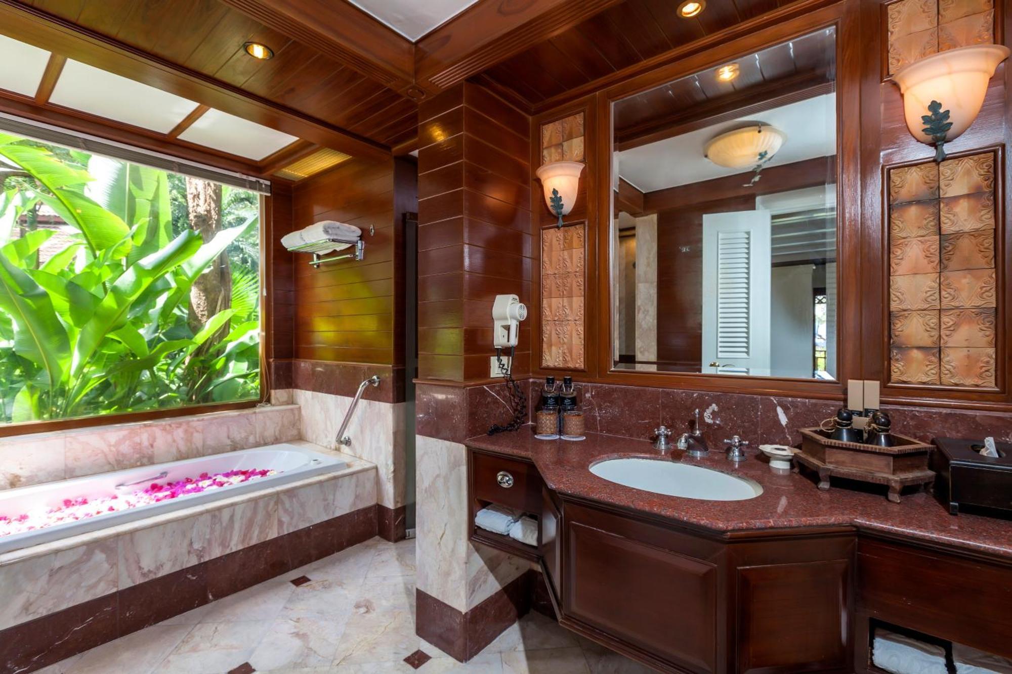 Chambre avec Baignoire en Bord de Piscine Lagon