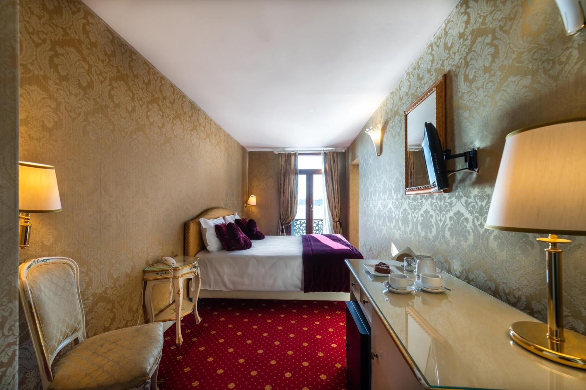 Small Double or Twin Room Canal View