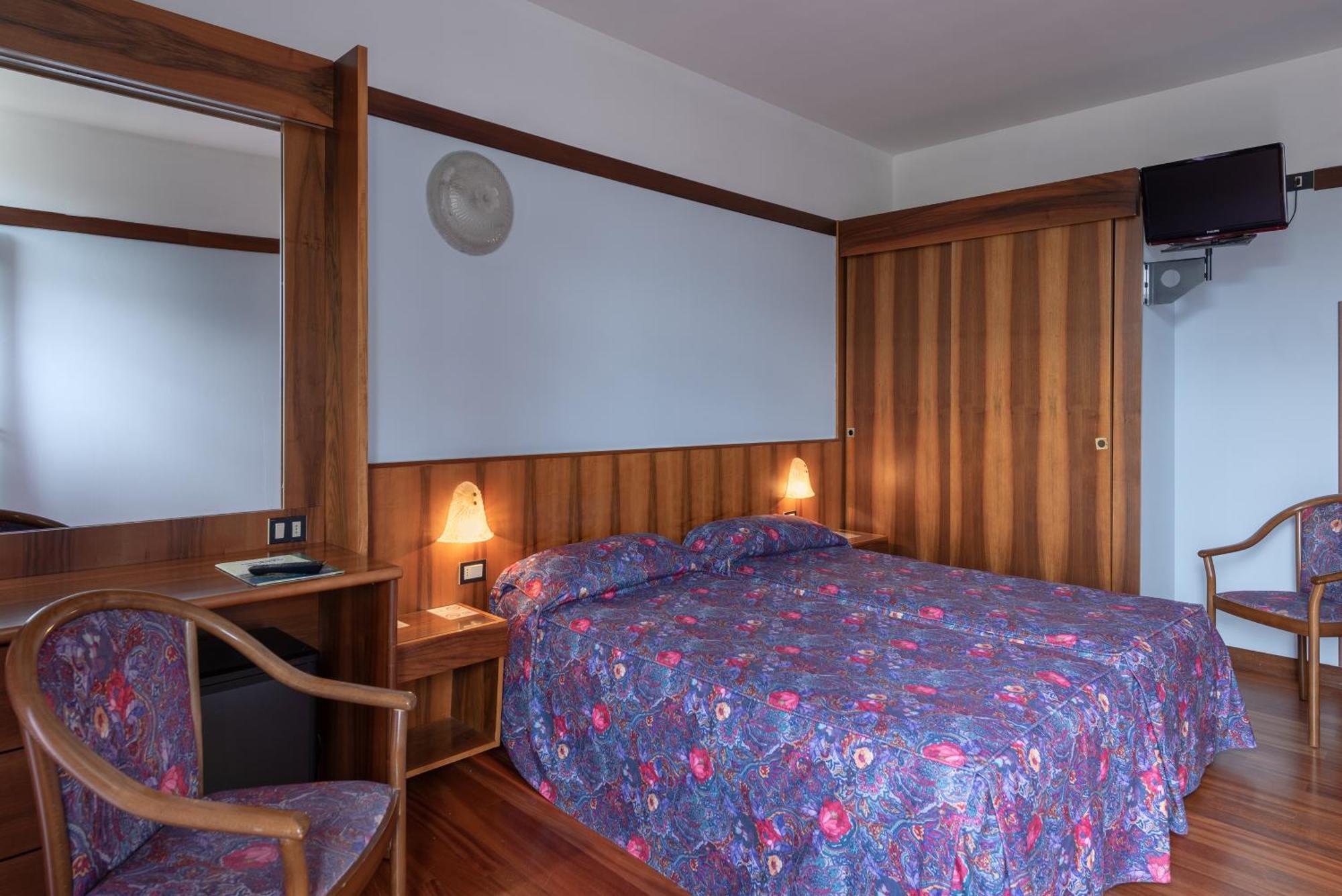 Basic Double or Twin Room,1209584392:JPEG