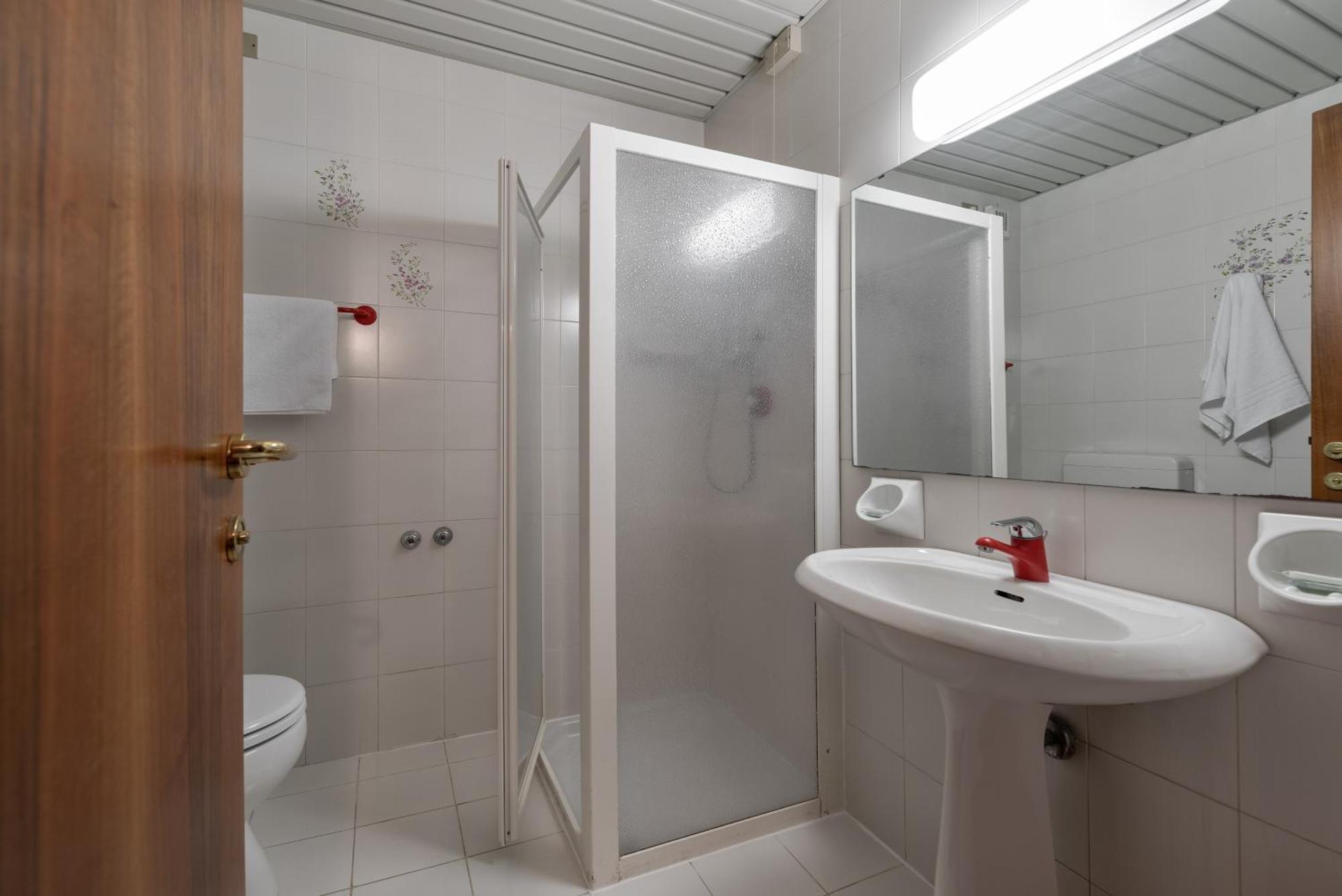 Basic Double or Twin Room,398985936:JPEG