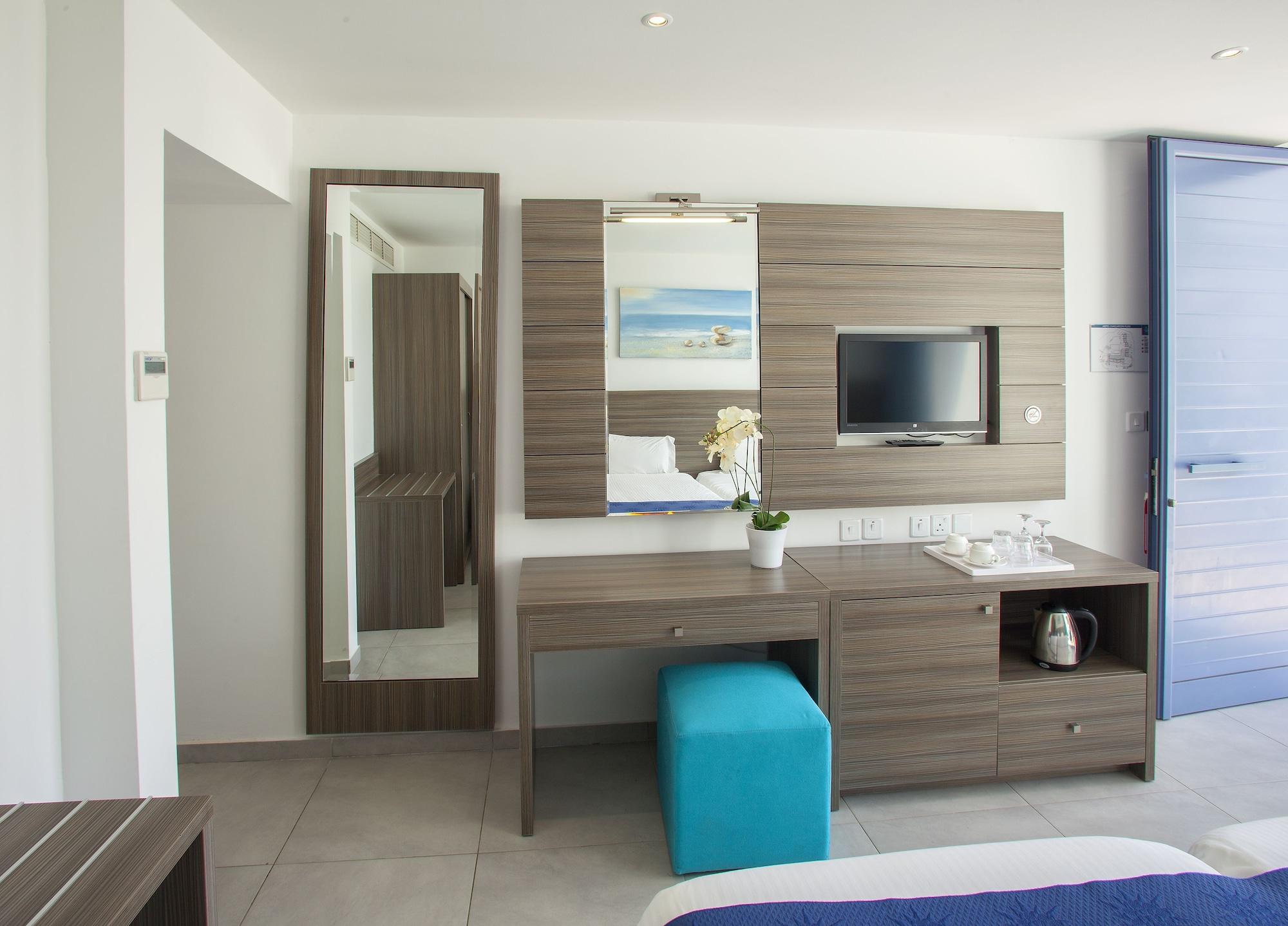 Superior Double or Twin Room Terrace Pool View