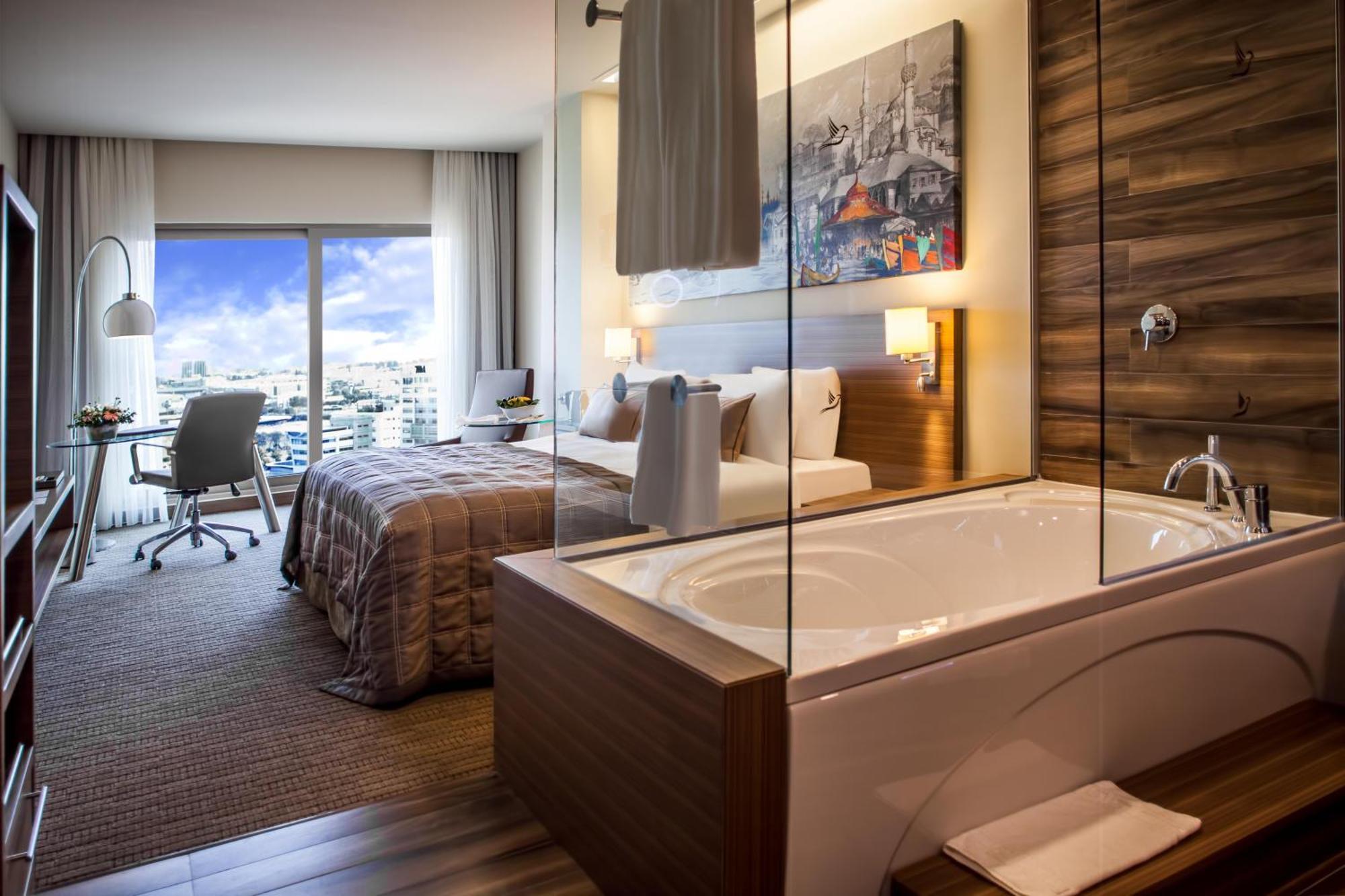 Executive Corner Room Bath