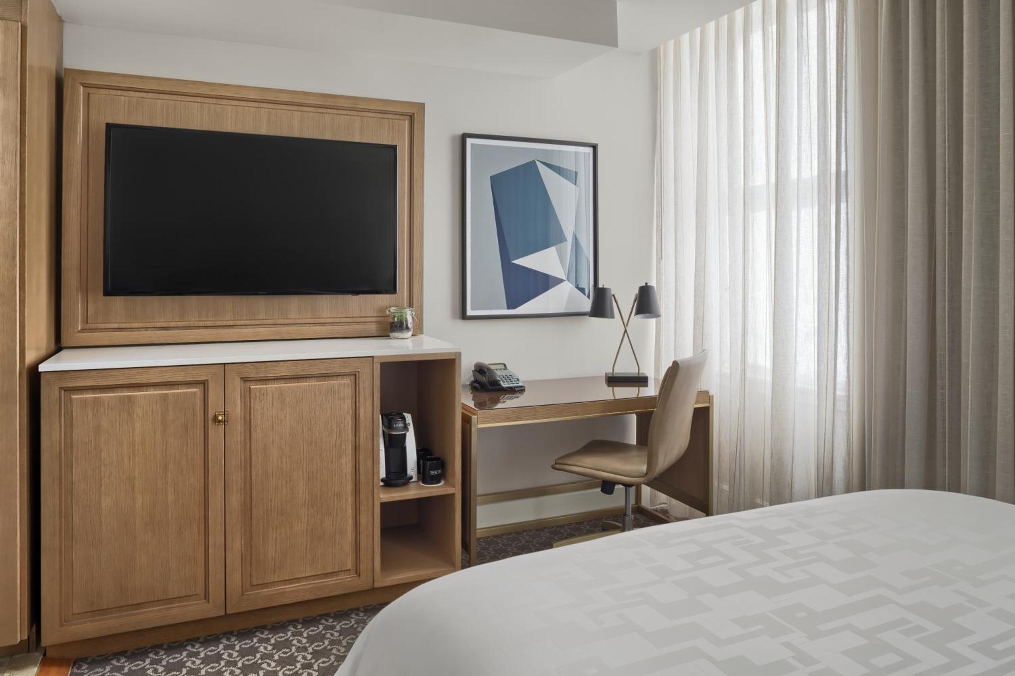 Petite One Queen Room