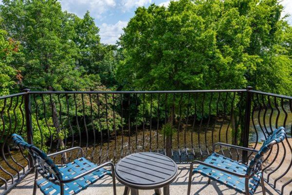 River Double Queen Balcony