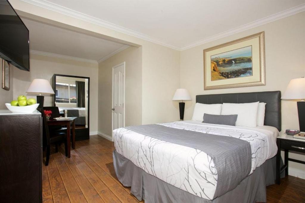 Queen Room Courtyard View