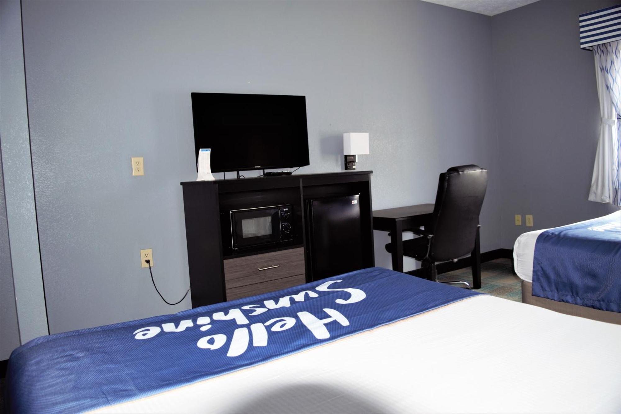 Queen Room Two Queen Beds Smoking