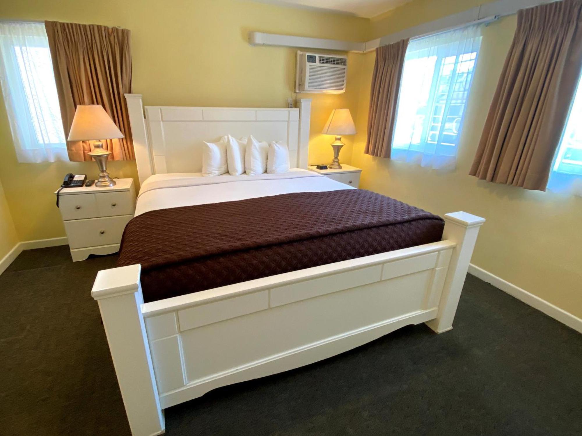 Deluxe King & Queen Suite