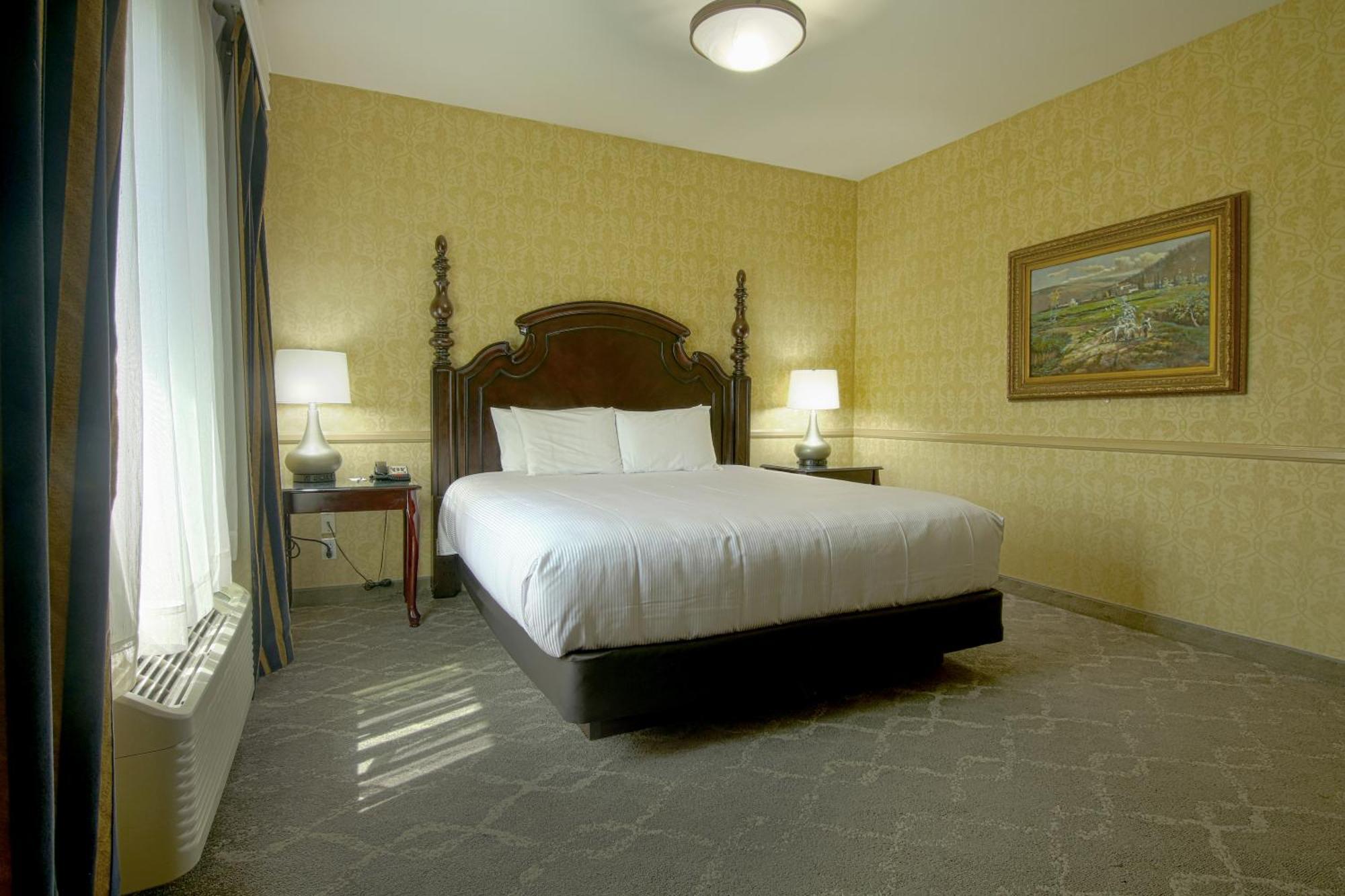 1 King 1 Queen Bed One-Bedroom Suite Non-Smoking,1069102795:JPEG