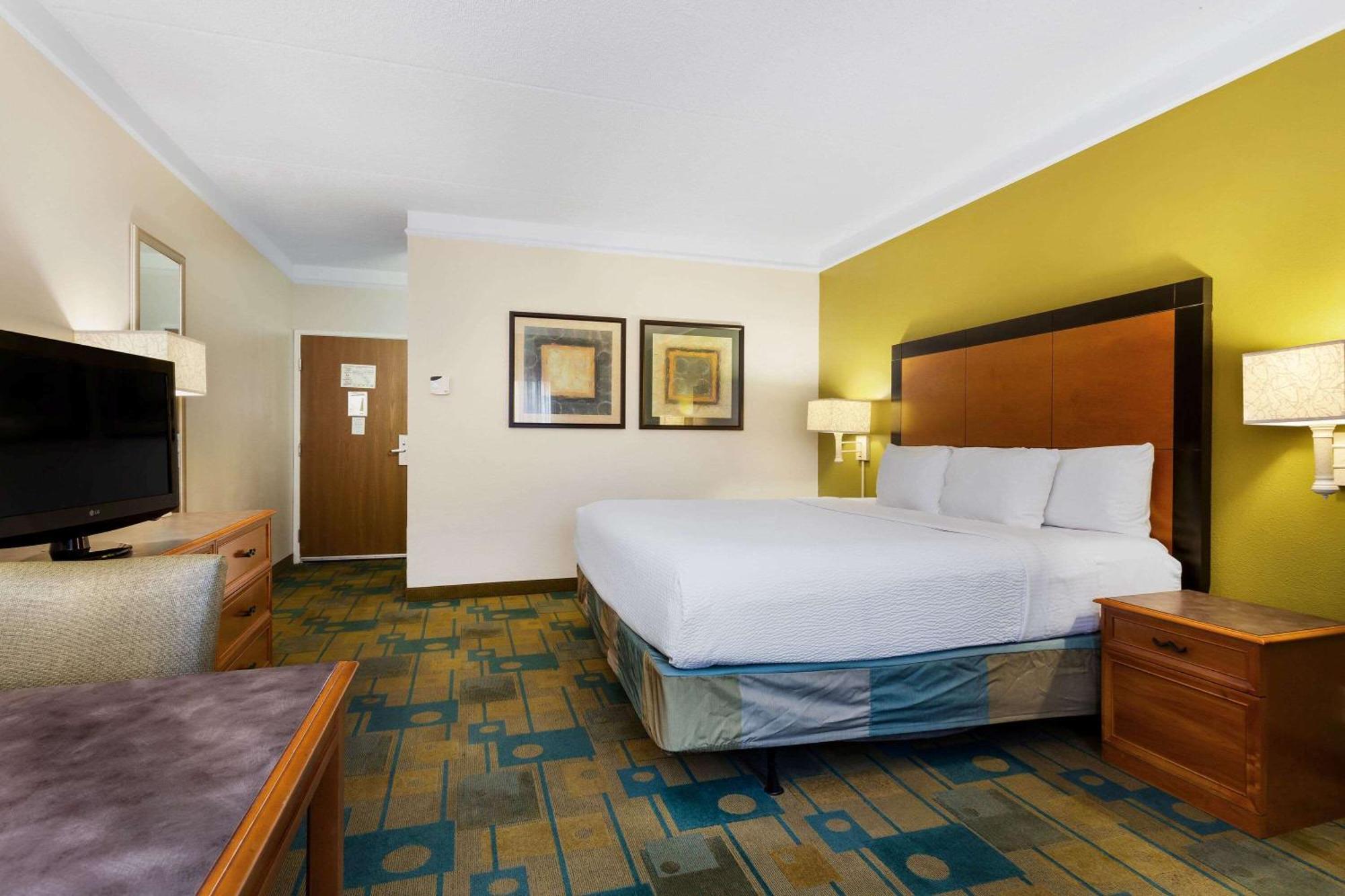 King Room Hearing Accessible or Non-Smoking