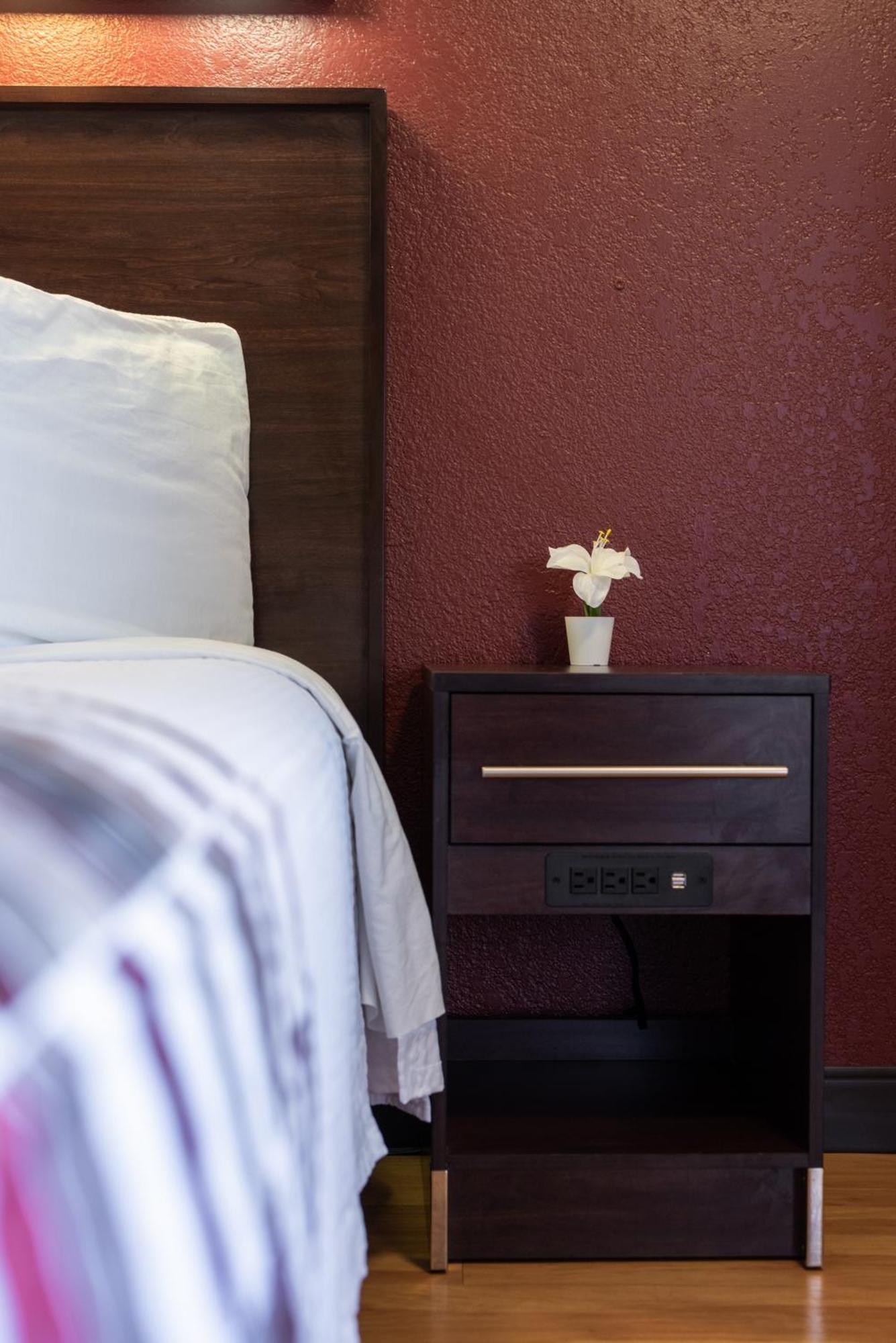 Queen Room One Queen Bed Smoke