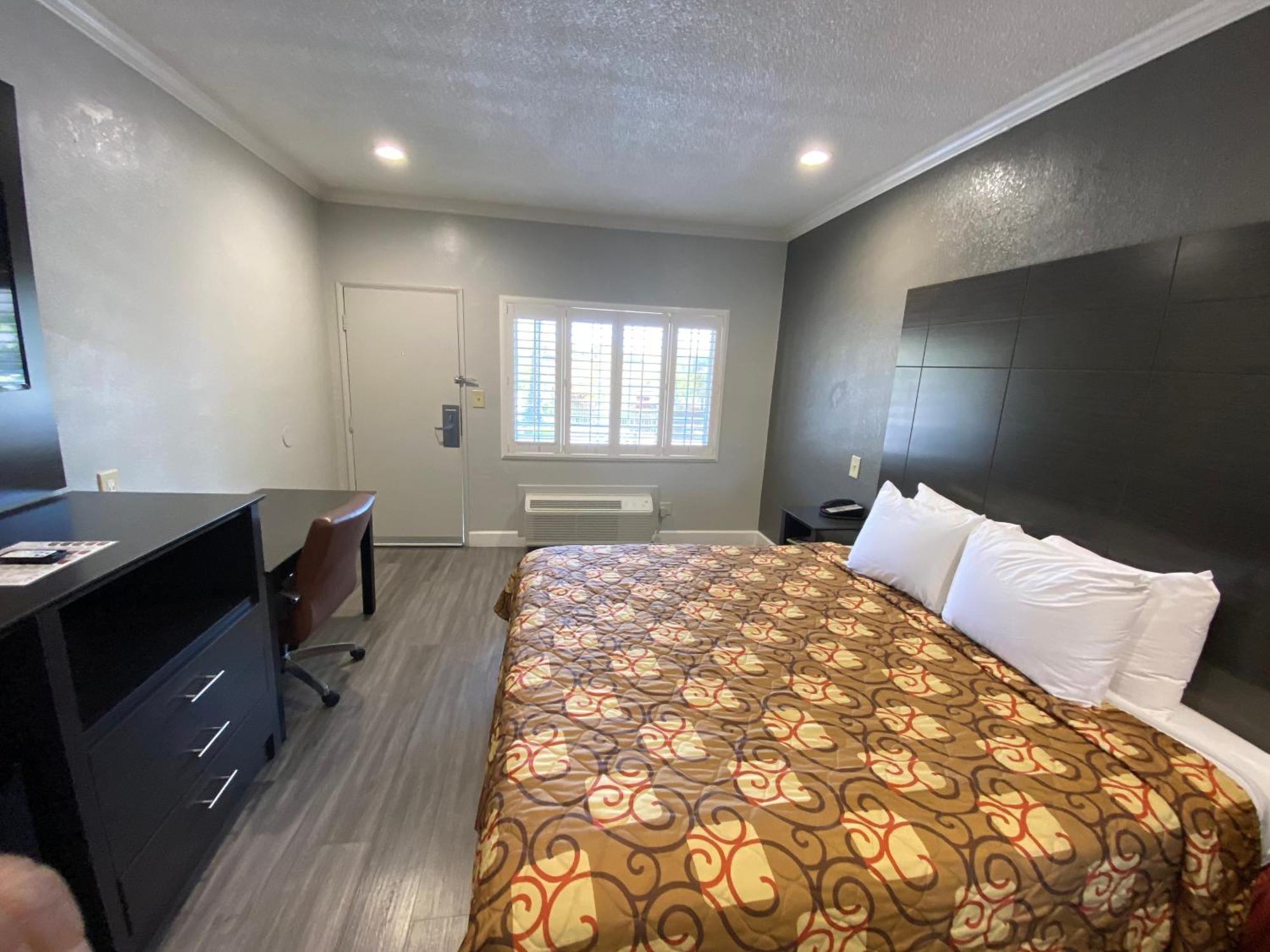 Deluxe King Room