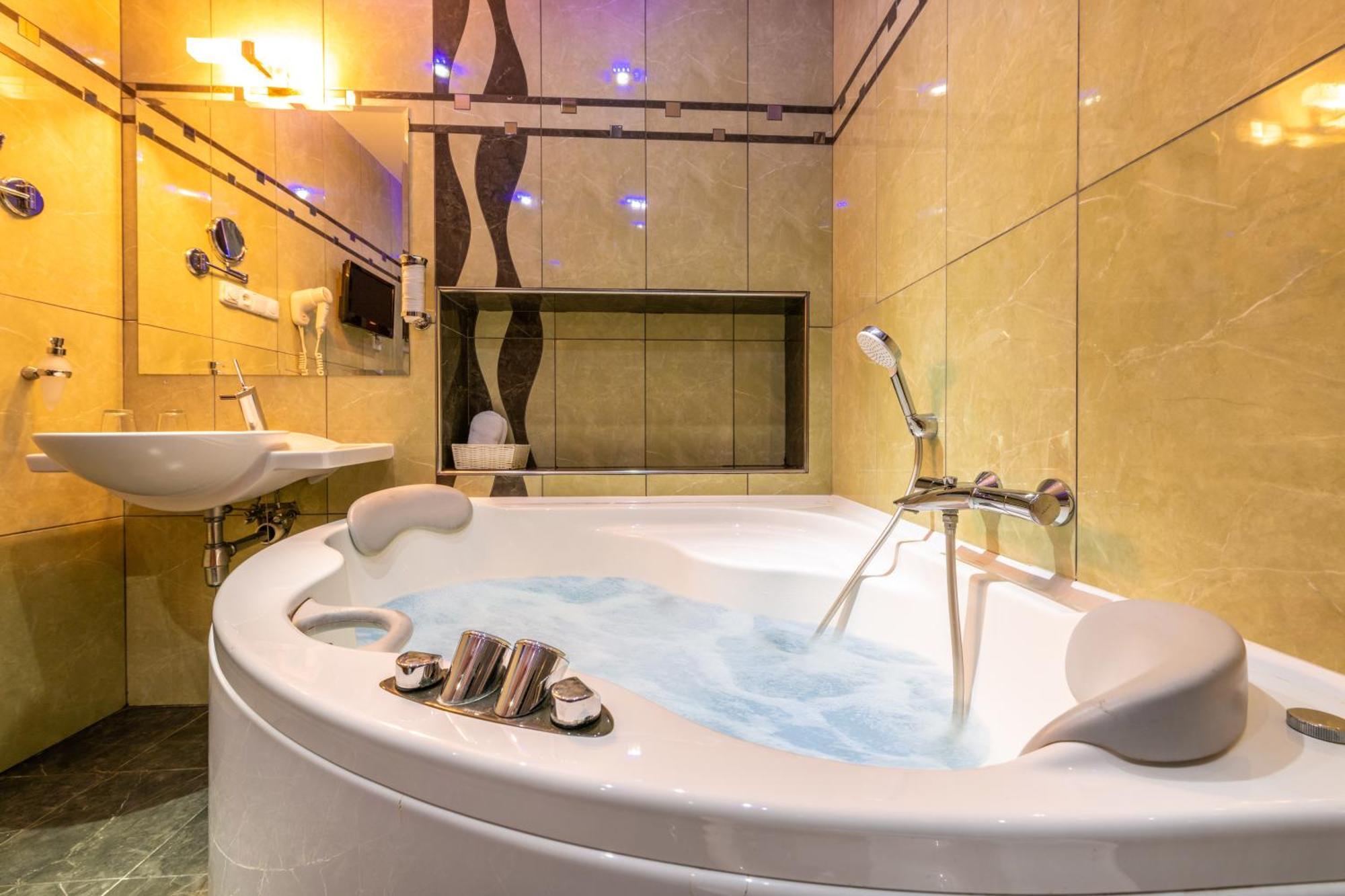 Deluxe Double Room Jacuzzi,1212135547:JPEG