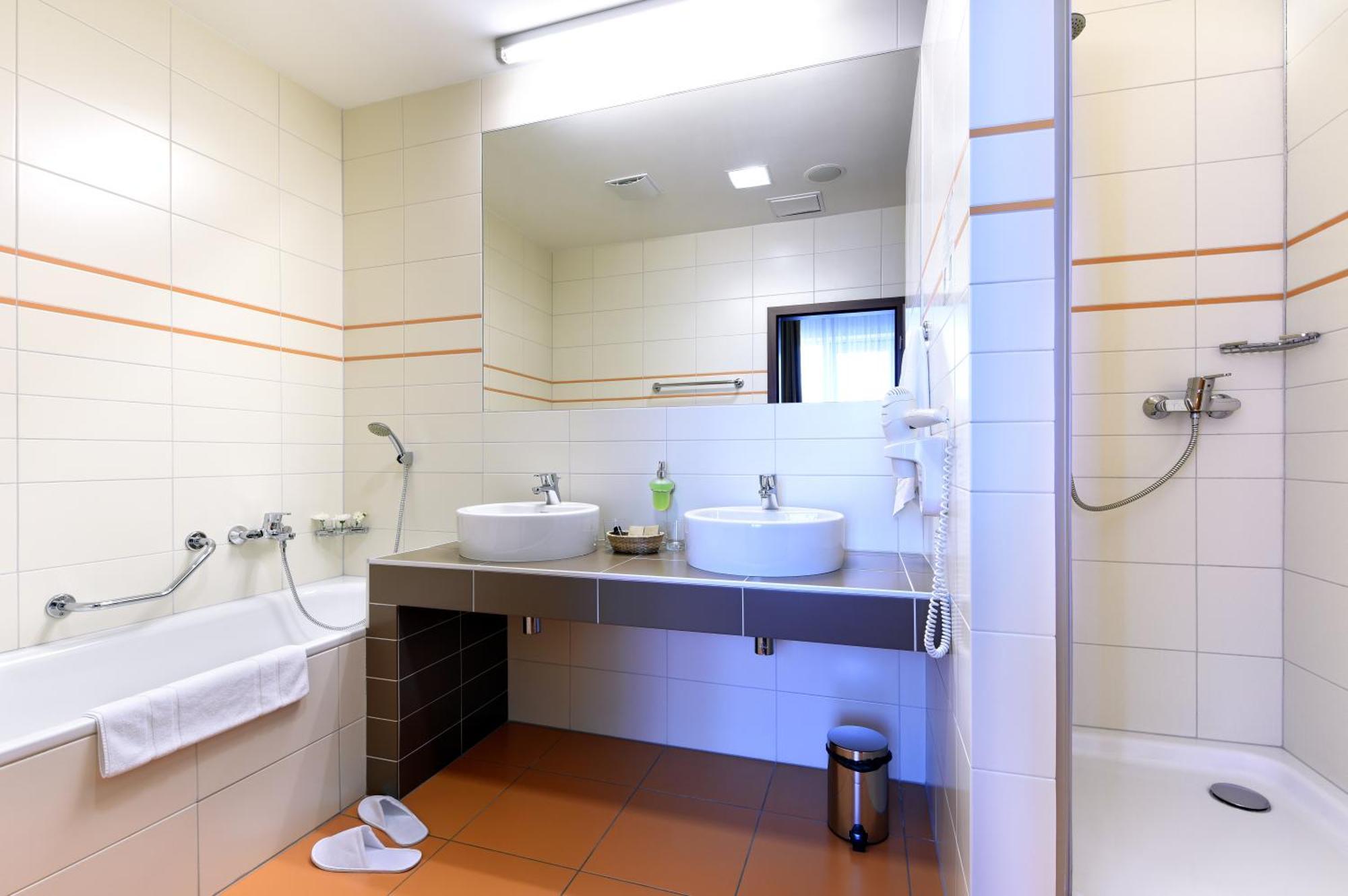 Executive Suite,926914237:JPEG