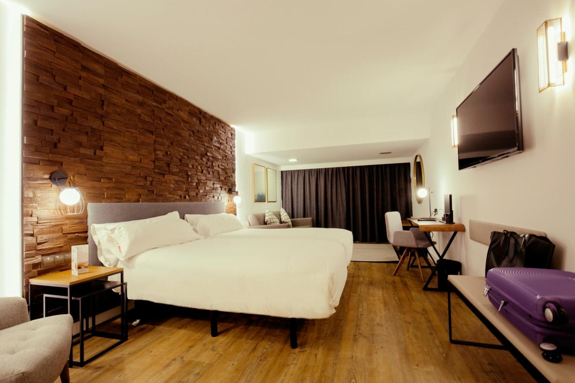 Deluxe Double or Twin Room Balcony,1277265724:JPEG