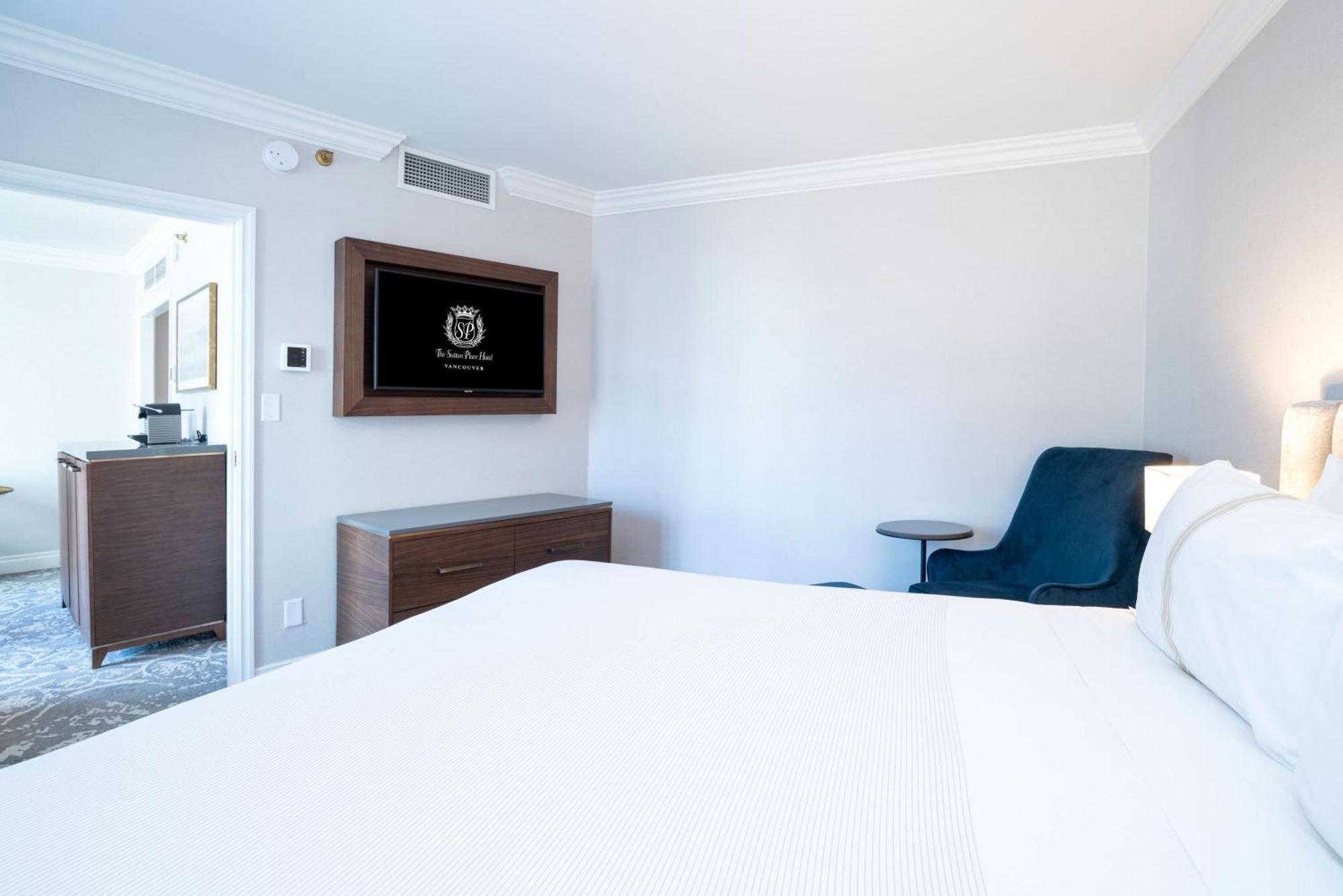 Executive Suite 1 King Bed Wet Bar