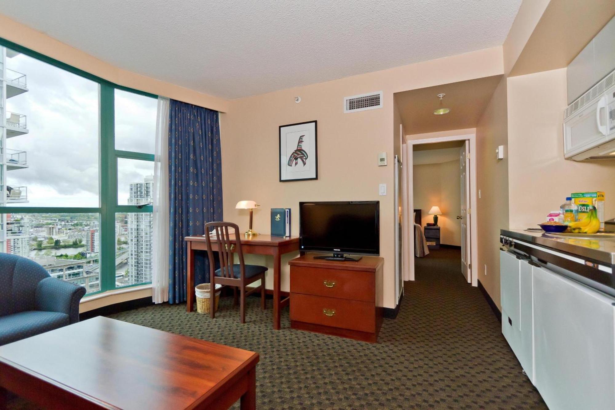 Deluxe Queen Suite