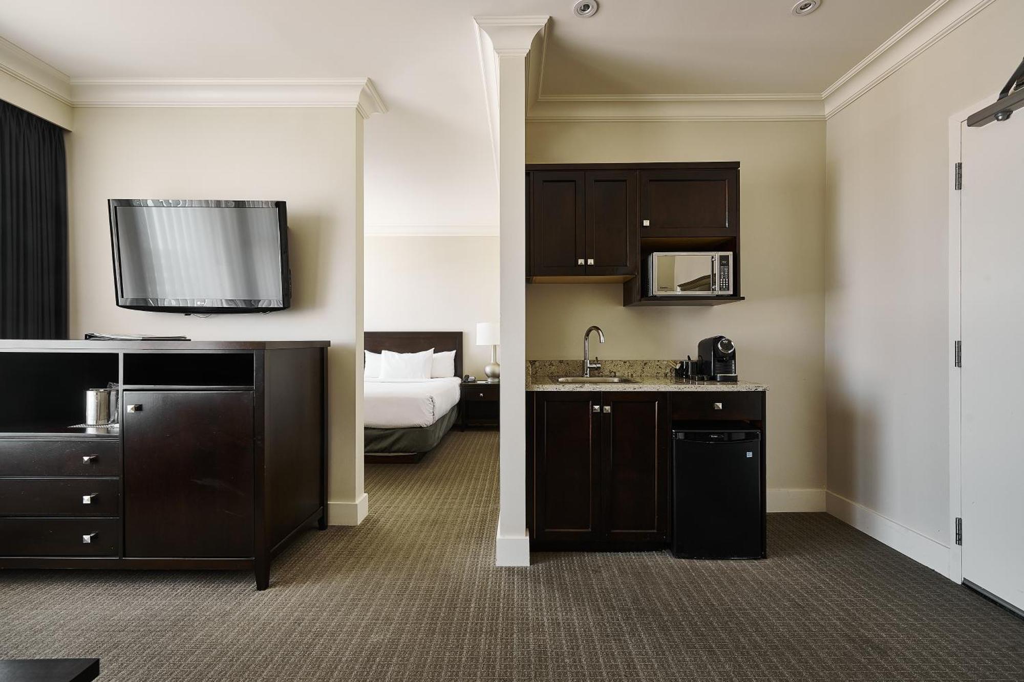 Superior Junior Queen Suite