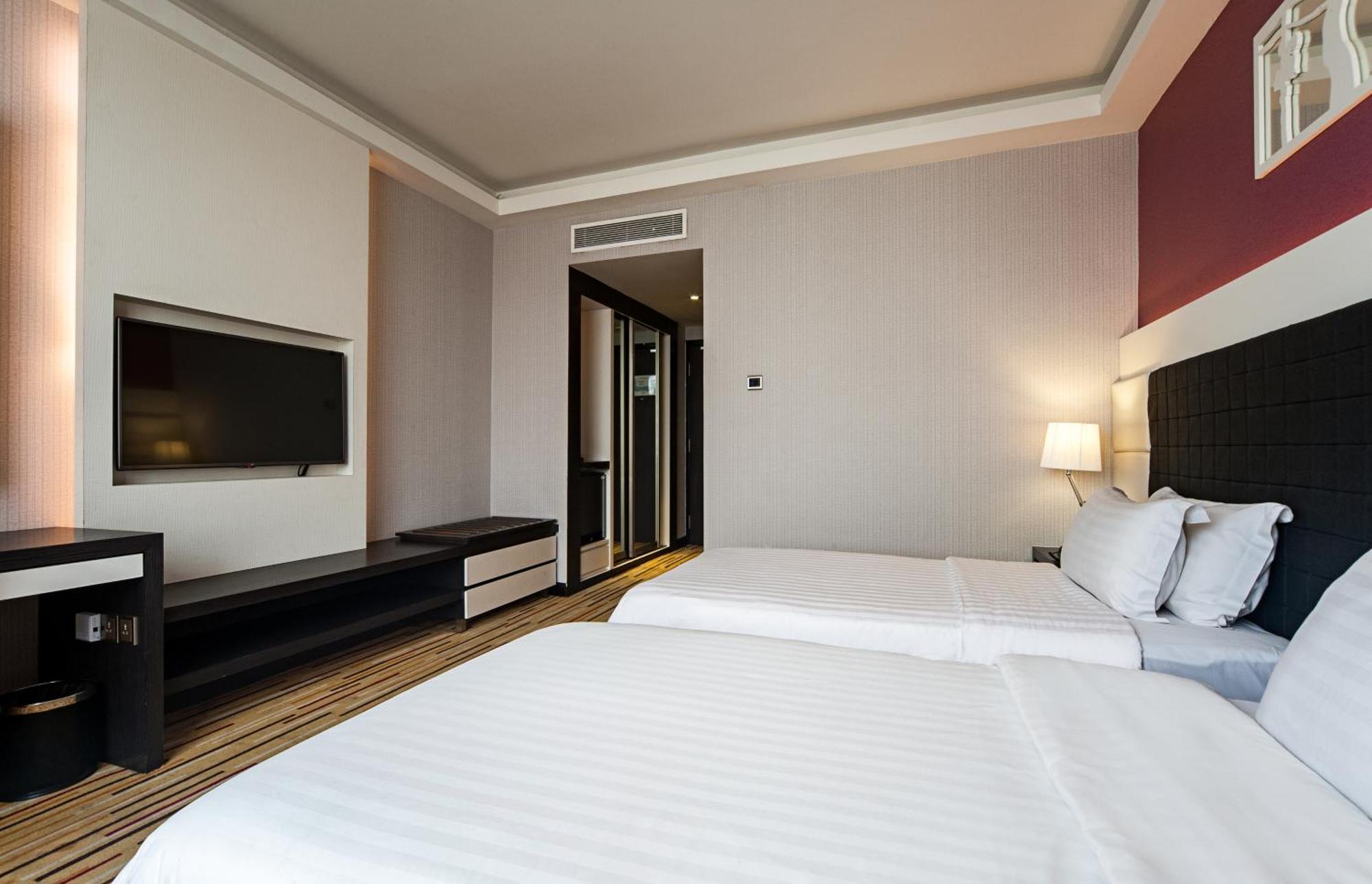 Deluxe King Room Partial Sea View
