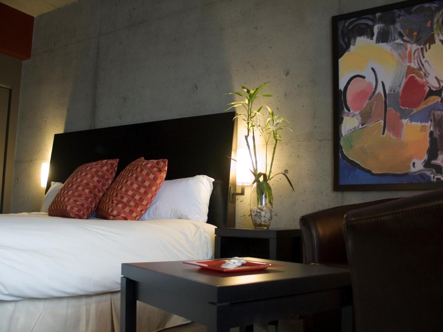Grand Comfort One Queen Bed Room,73225484:JPEG