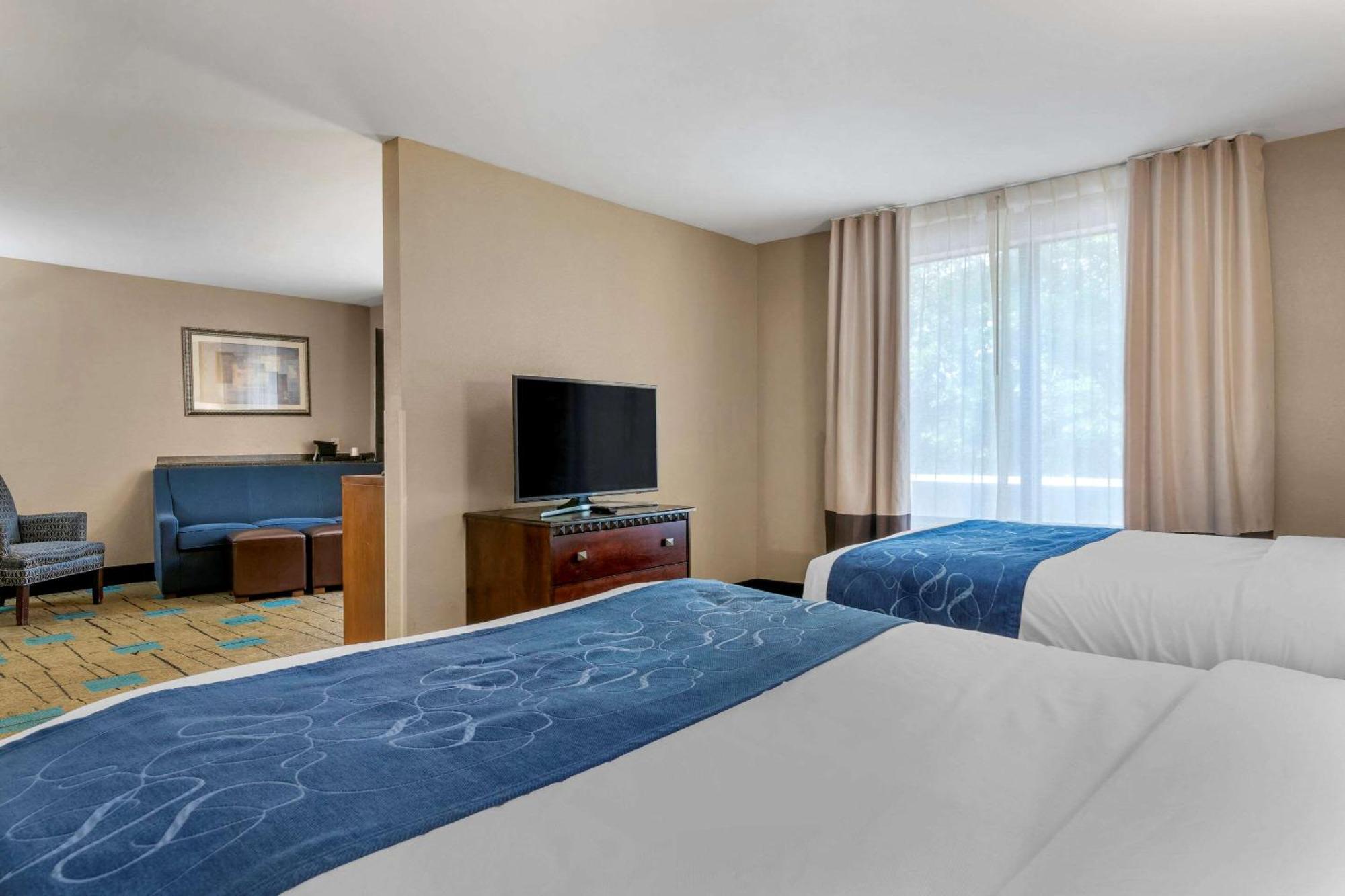 Queen Suite with Two Queen Beds and Accessible Tub - Accessible/Non-Smoking