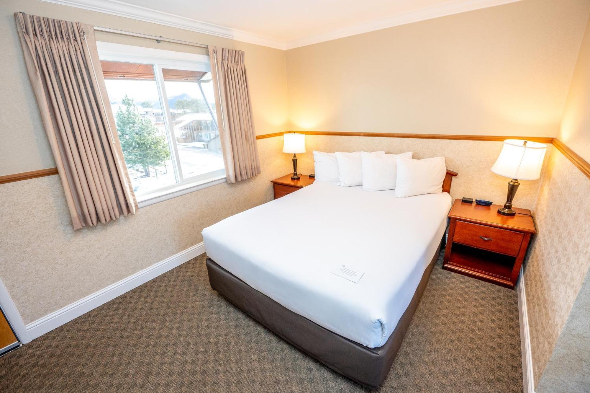Queen Room One Queen Bed