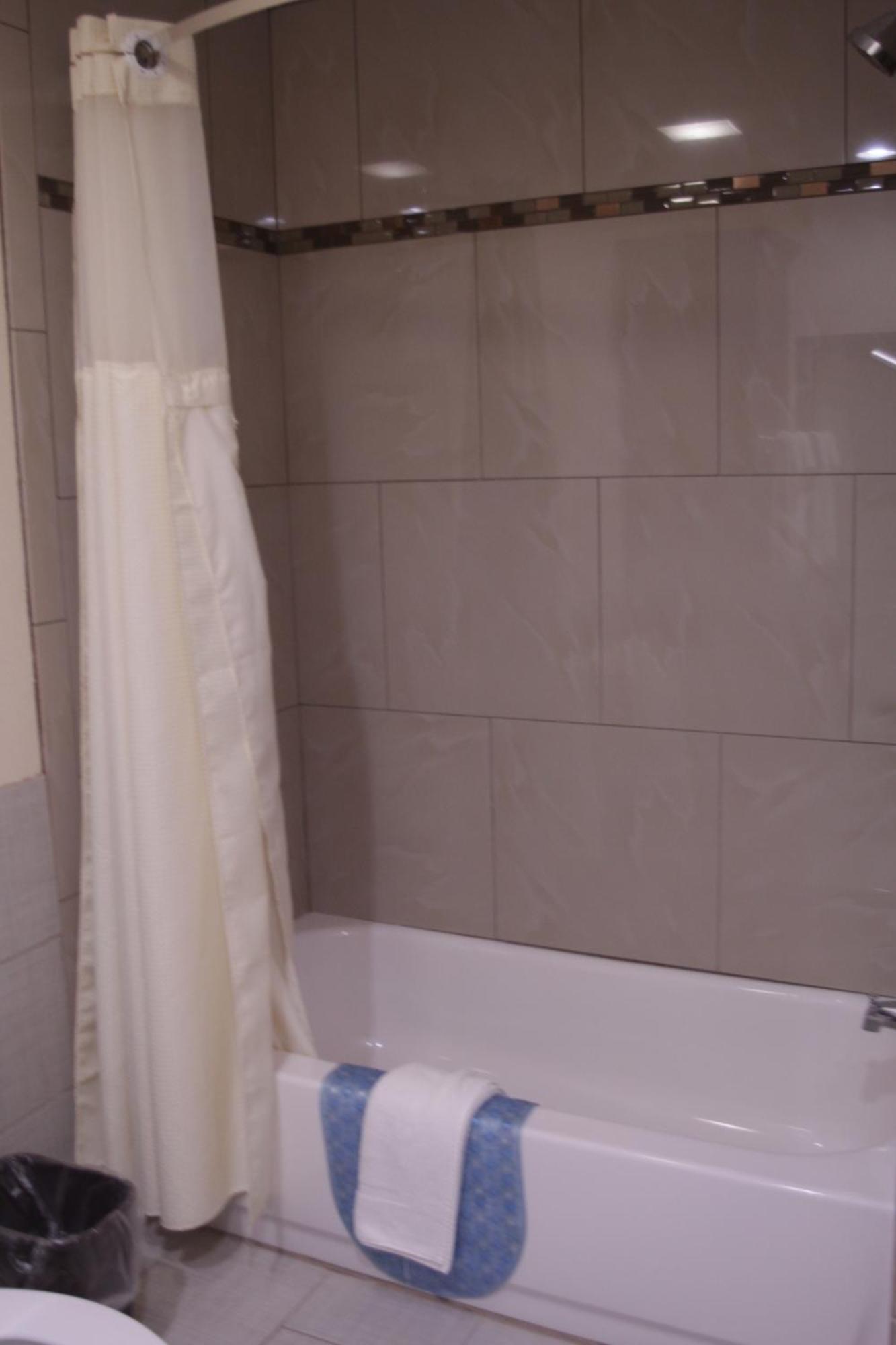 Queen Suite,1214306362:JPEG